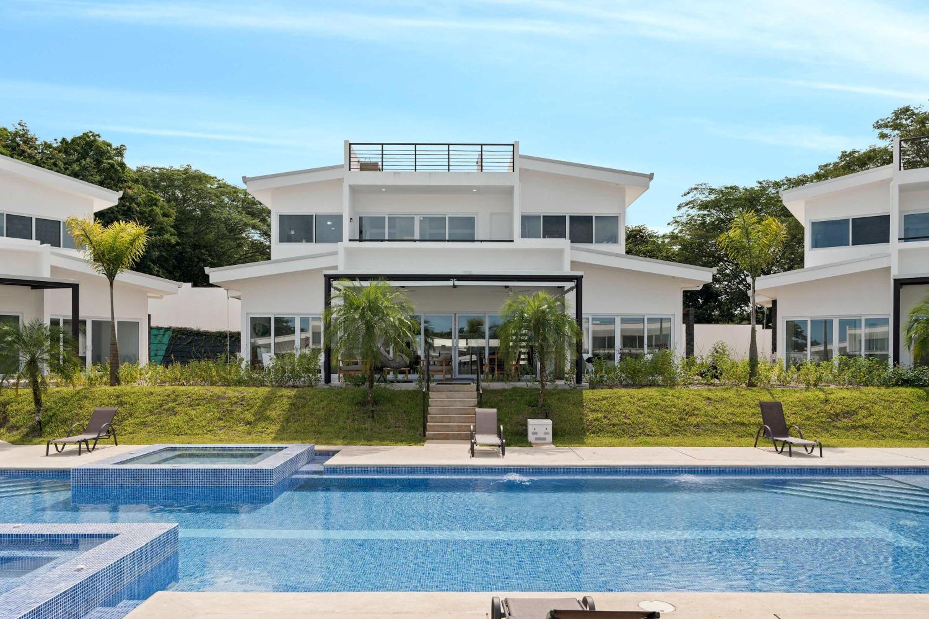 Modern Villa 5 BD 4 BA Large Pool
