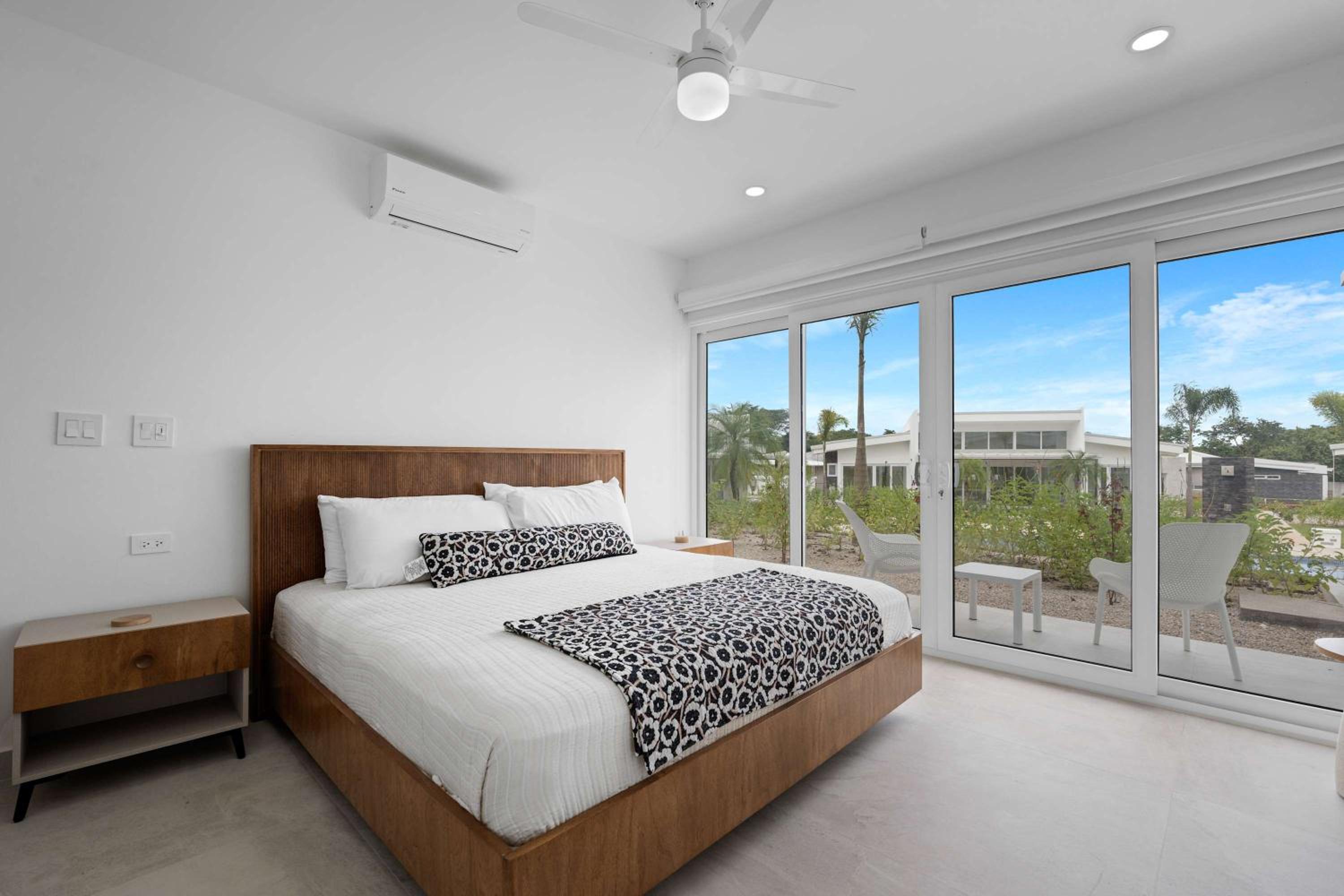 Modern Villa 5 BD 4 BA Large Pool