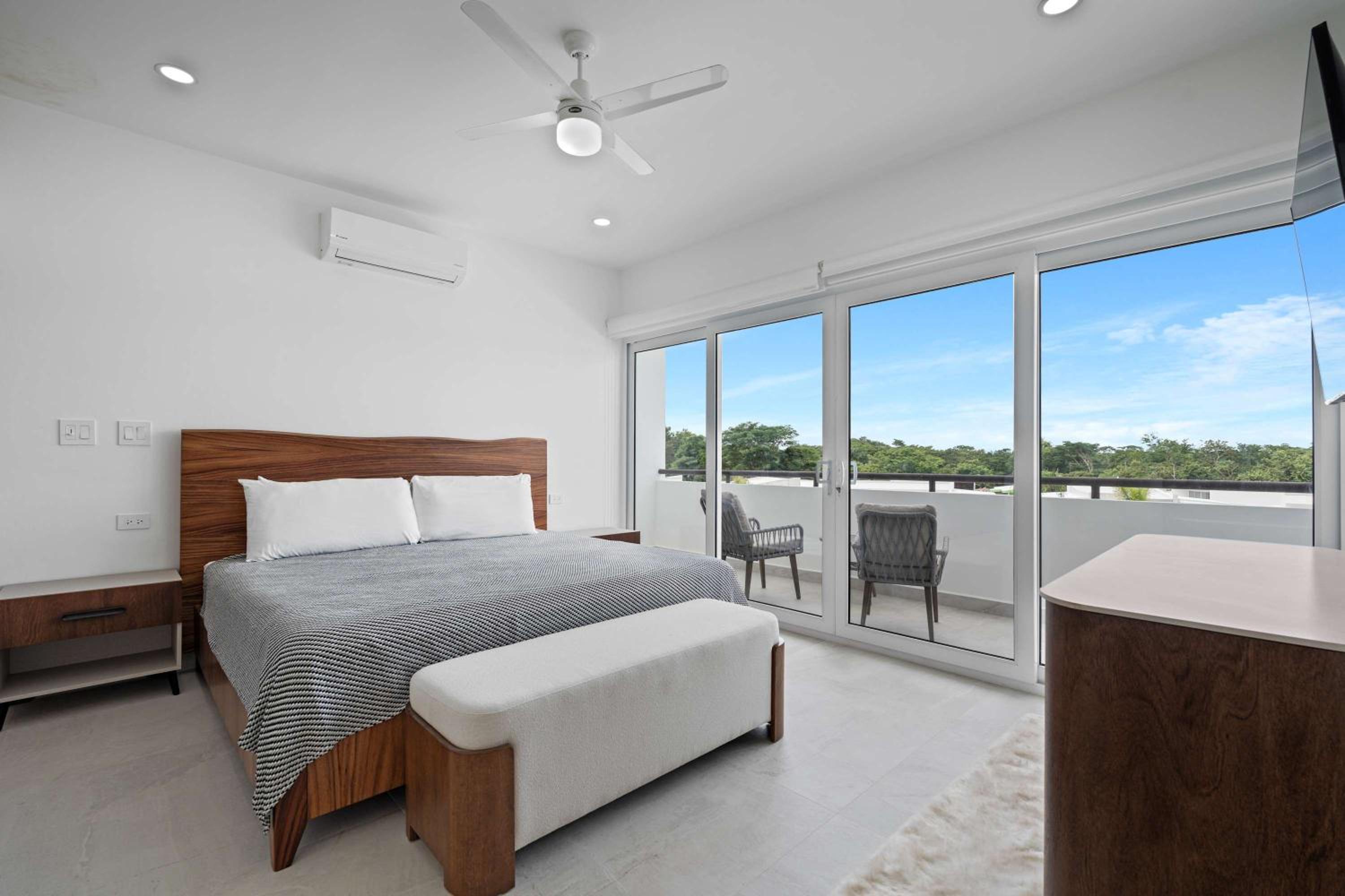 Modern Villa 5 BD 4 BA Large Pool
