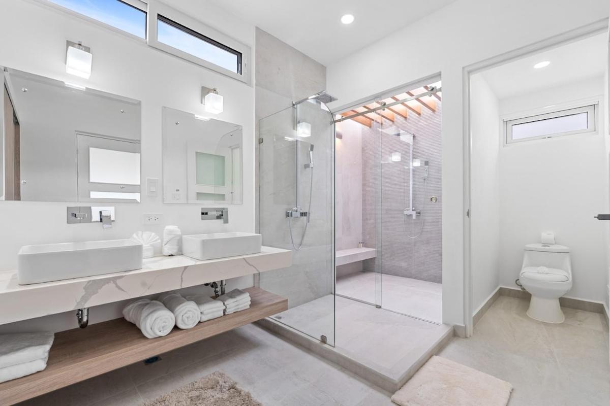 Modern Villa 5 BD 4 BA Large Pool