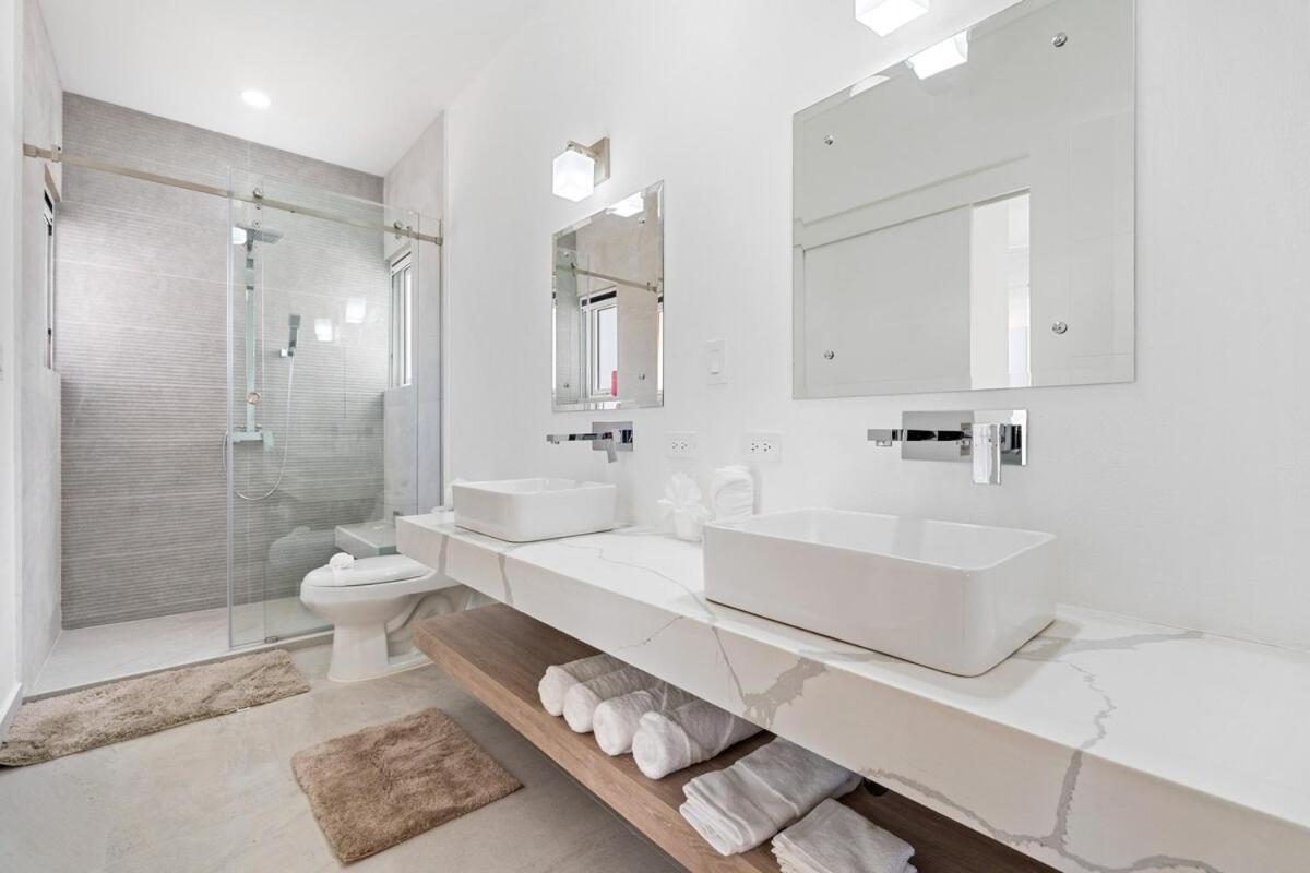 Modern Villa 5 BD 4 BA Large Pool