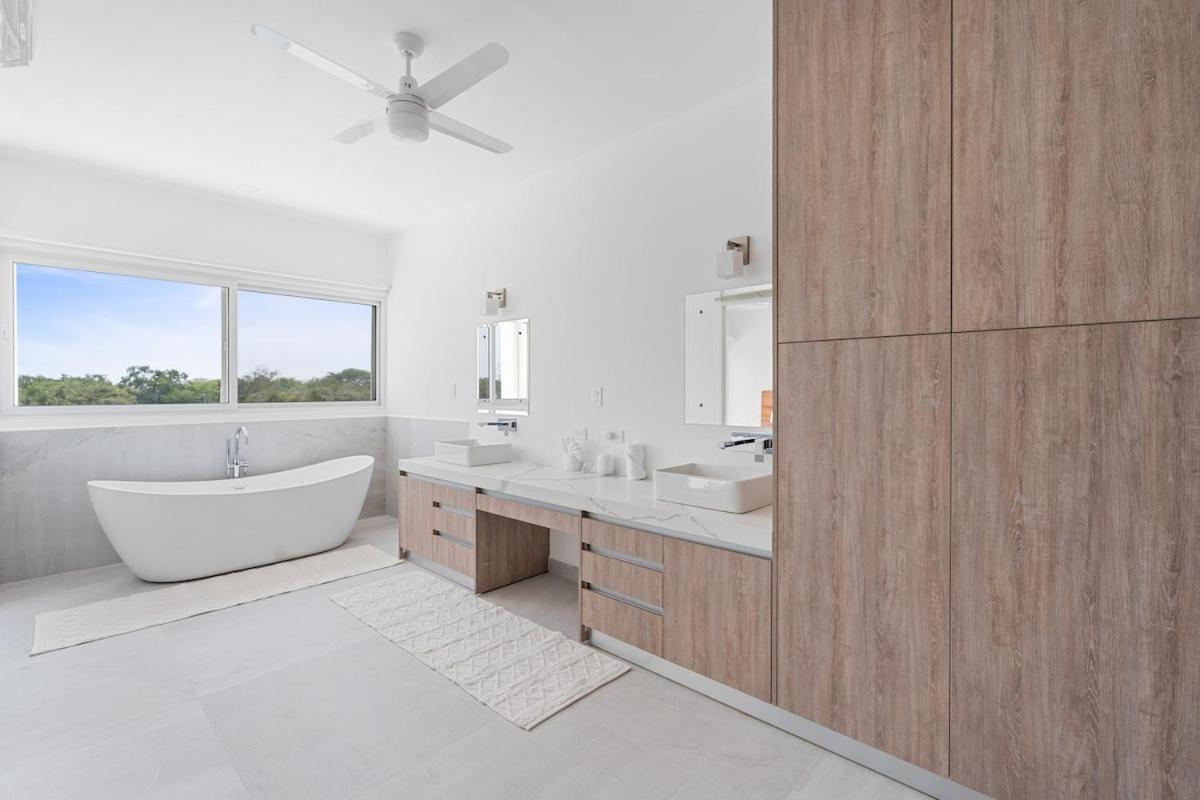 Modern Villa 5 BD 4 BA Large Pool