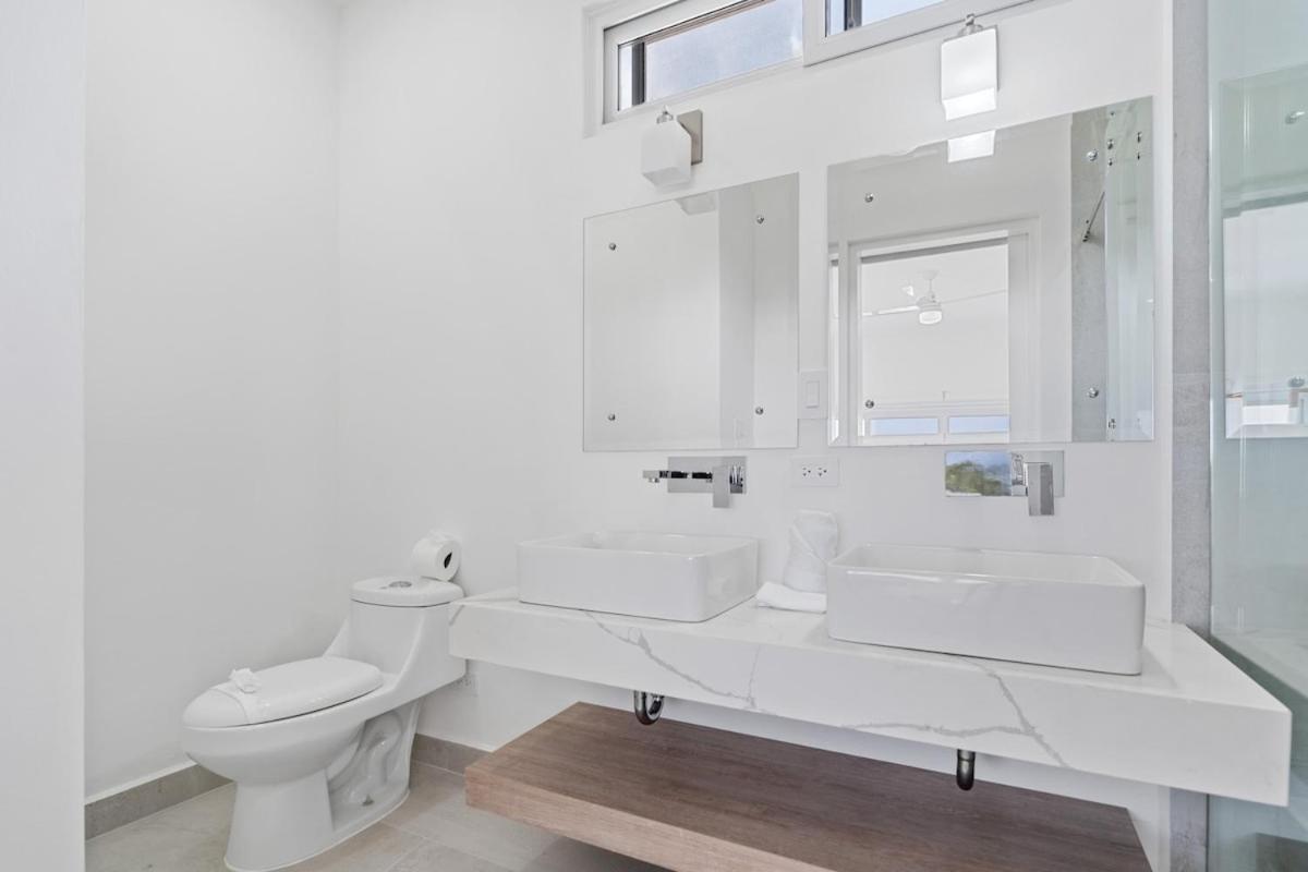 Modern Villa 5 BD 4 BA Large Pool