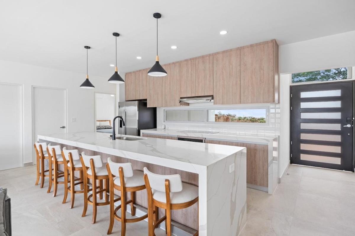 Modern Villa 5 BD 4 BA Large Pool