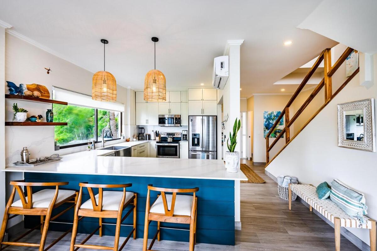 Renovated Condo Stunning Pools & Ocean Views