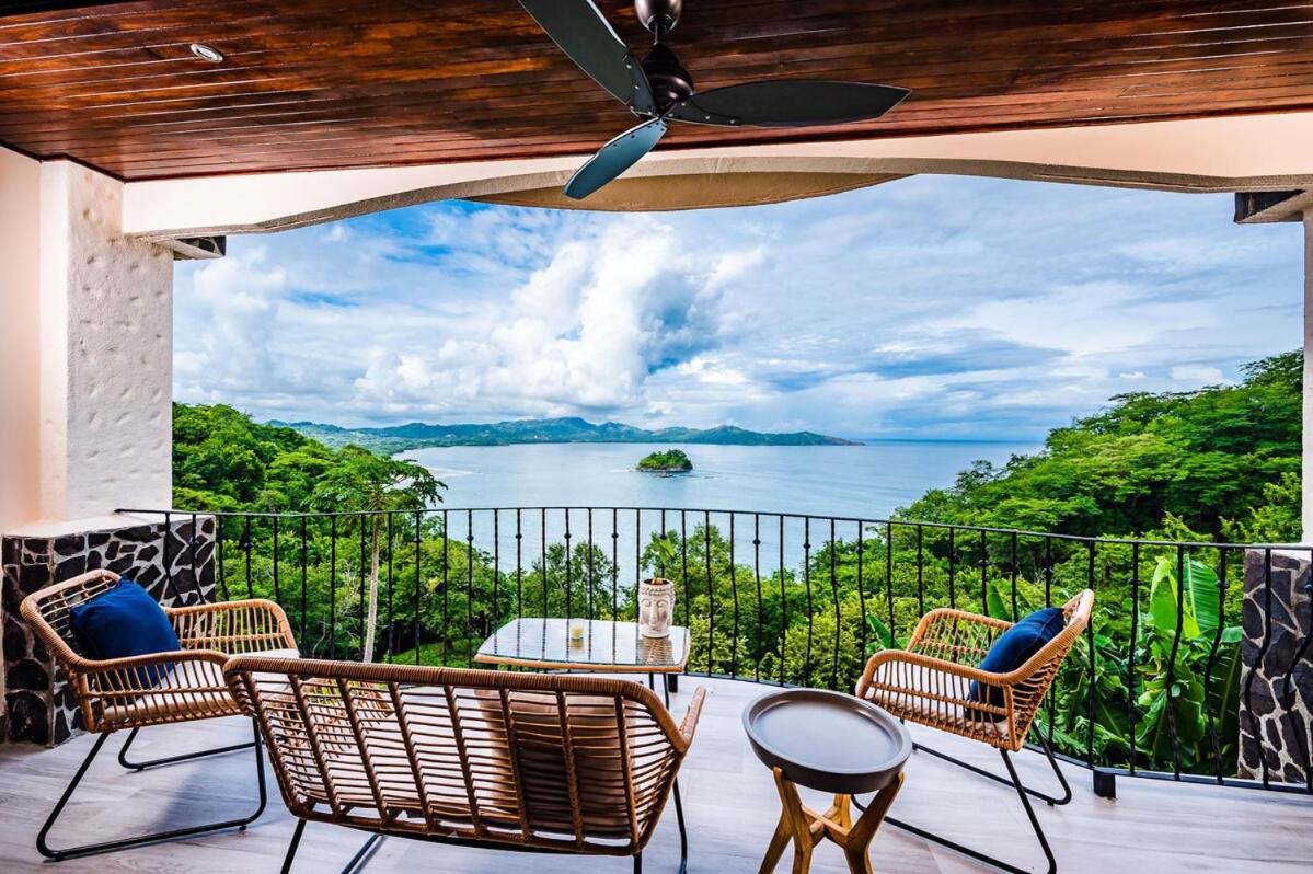 Renovated Condo Stunning Pools & Ocean Views