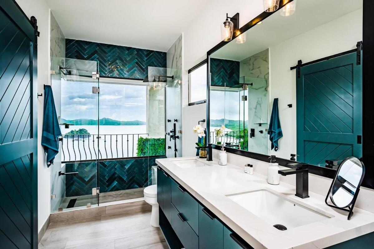 Renovated Condo Stunning Pools & Ocean Views