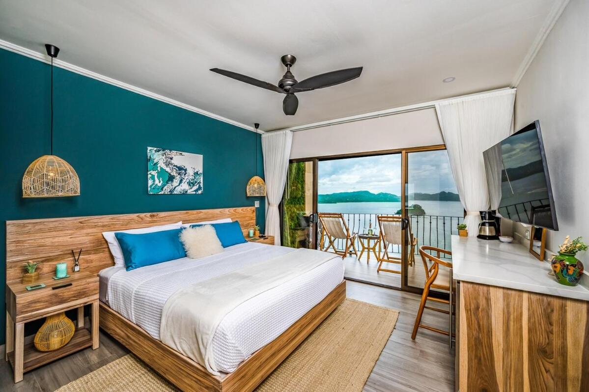 Renovated Condo Stunning Pools & Ocean Views