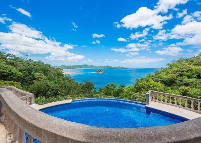 Renovated Condo Stunning Pools & Ocean Views