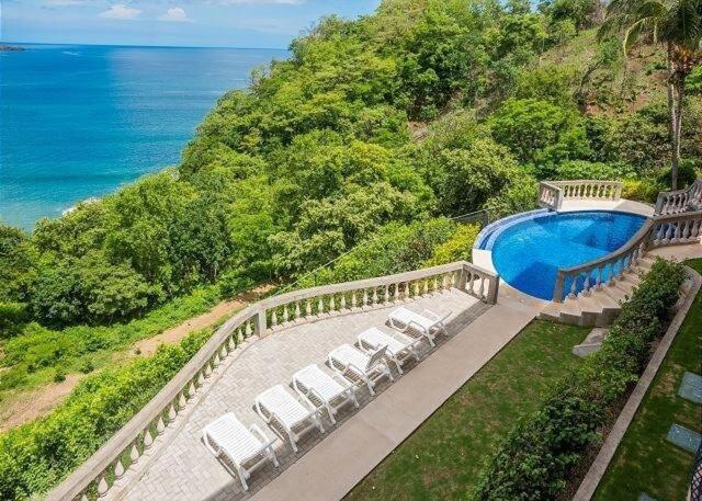 Renovated Condo Stunning Pools & Ocean Views