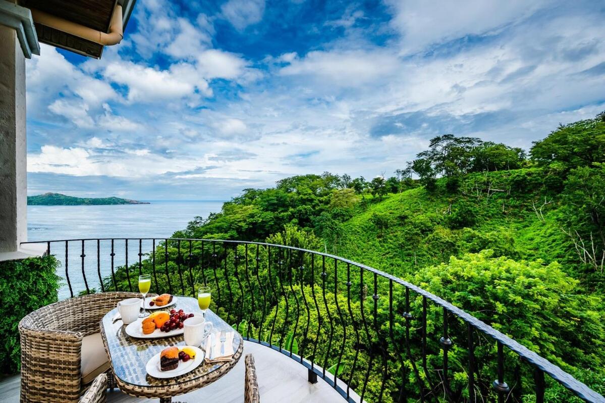 Renovated Condo Stunning Pools & Ocean Views