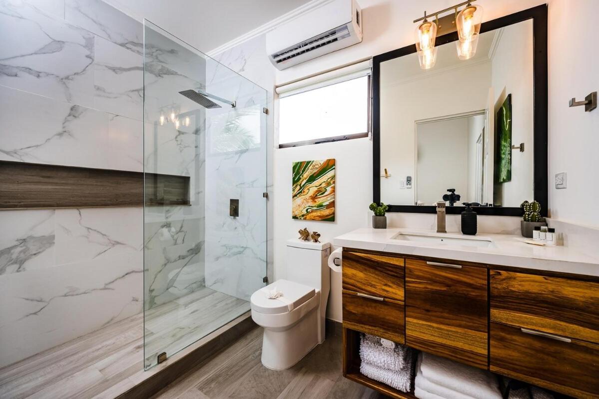 Renovated Condo Stunning Pools & Ocean Views
