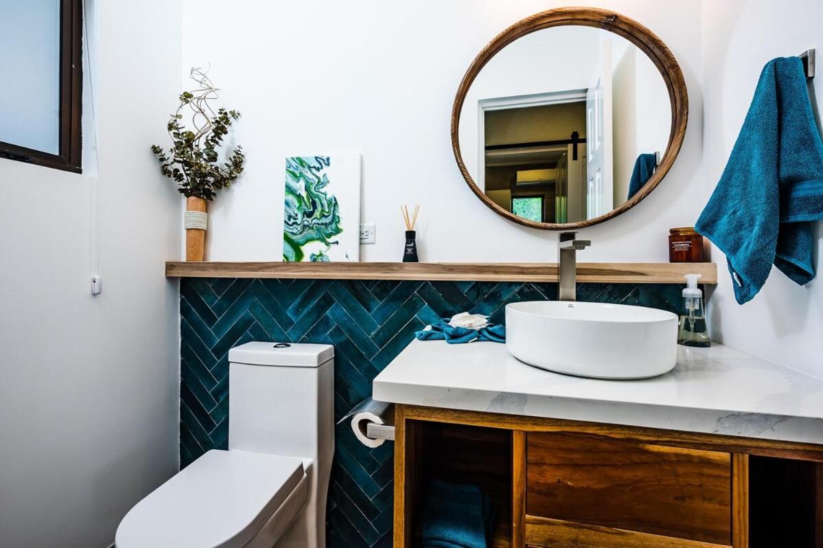 Renovated Condo Stunning Pools & Ocean Views
