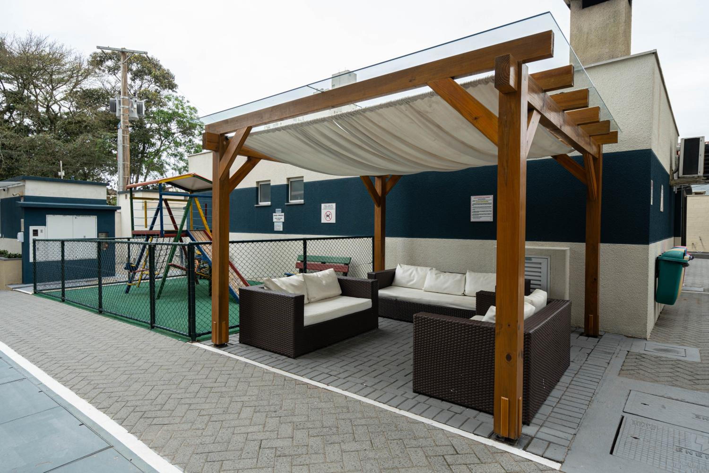Apto Bal Picarras 150M PRAIA com PISICNA, sacada com CHURRASQUEIRA privativa, AR CONDICIONADO Wi Fi, PORTARIA 24h, PLAYGROUND INFANTIL, QUADRA DE ESPORTES 