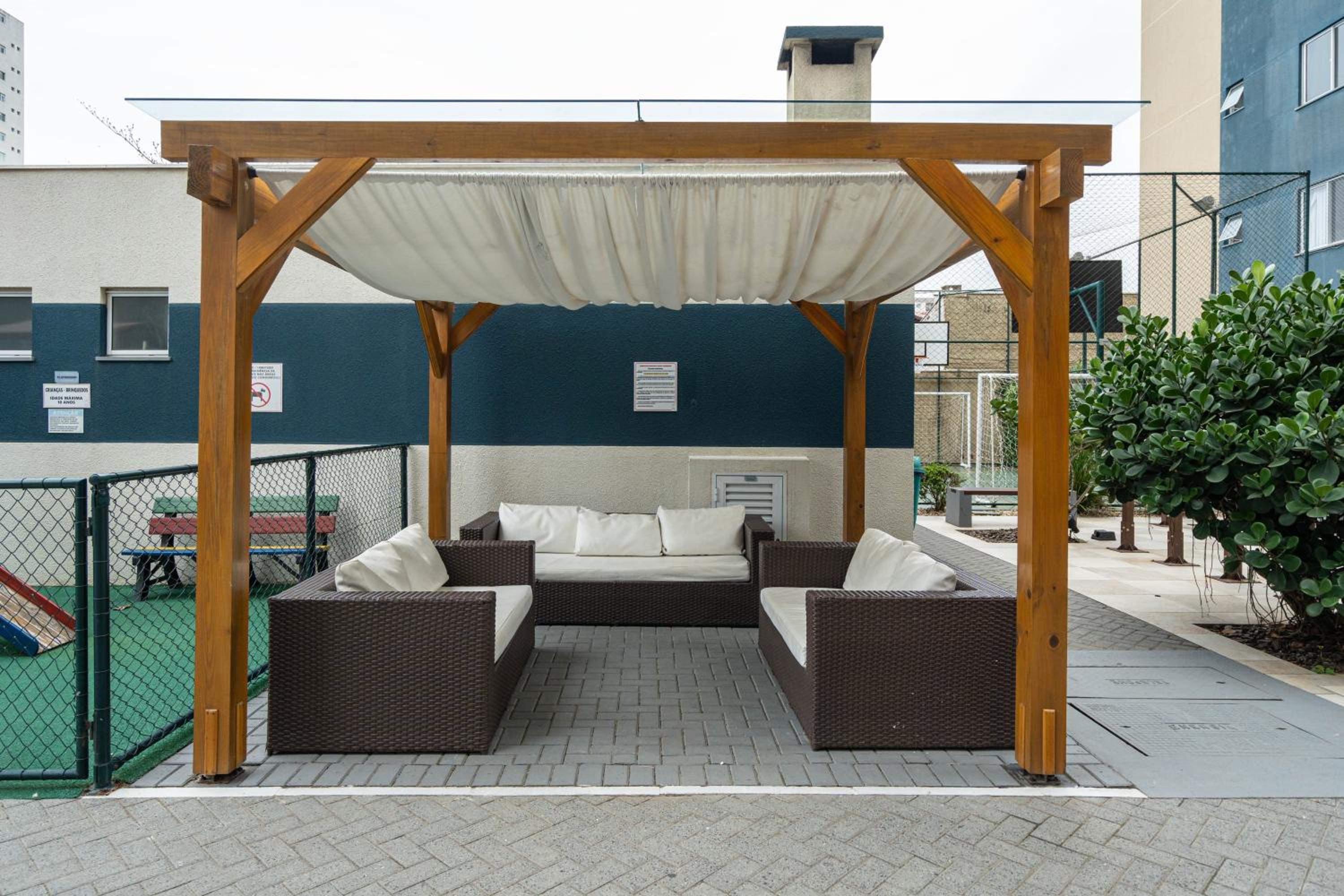 Apto Bal Picarras 150M PRAIA com PISICNA, sacada com CHURRASQUEIRA privativa, AR CONDICIONADO Wi Fi, PORTARIA 24h, PLAYGROUND INFANTIL, QUADRA DE ESPORTES 