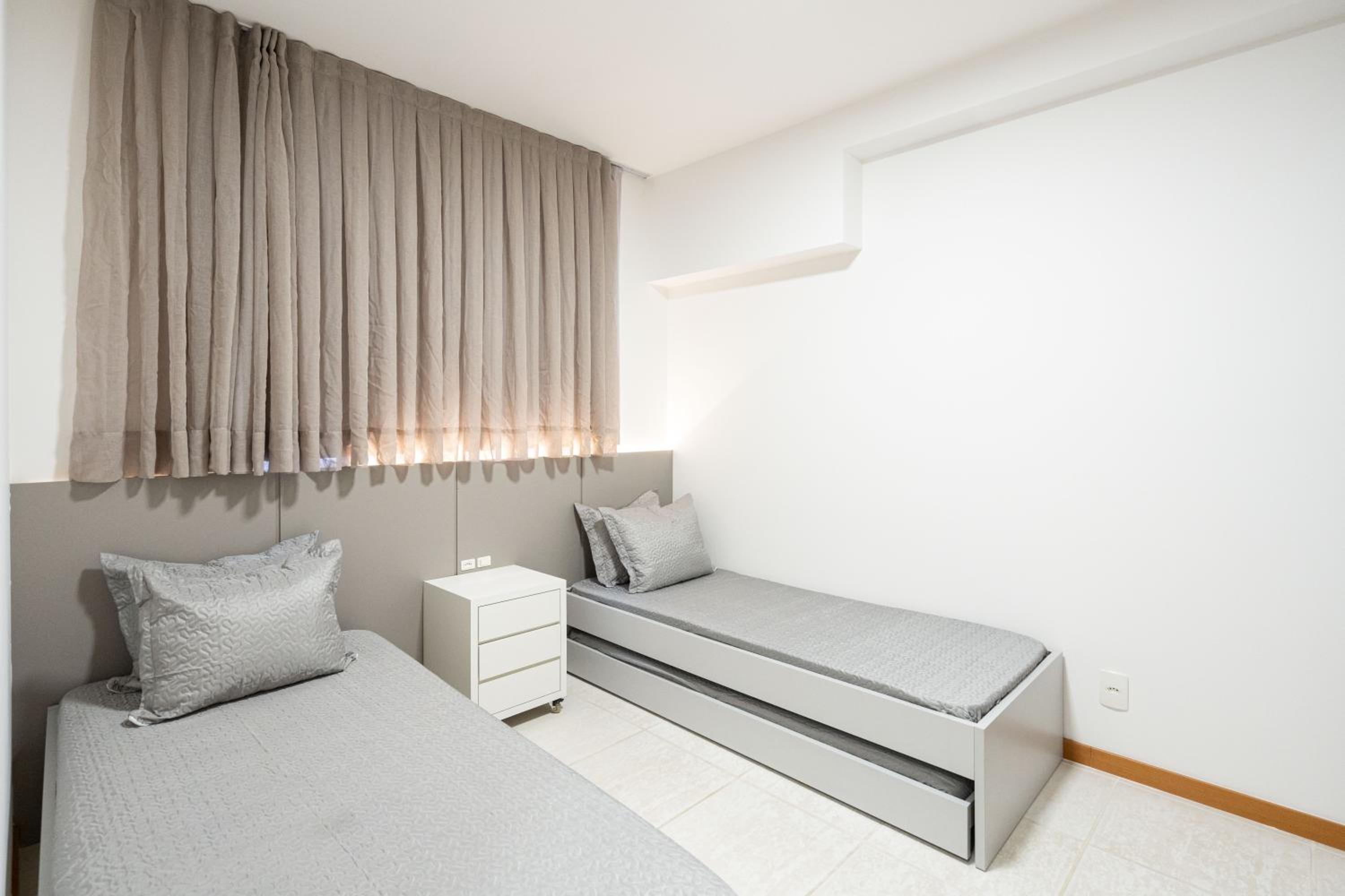 Apto Bal Picarras 150M PRAIA com PISICNA, sacada com CHURRASQUEIRA privativa, AR CONDICIONADO Wi Fi, PORTARIA 24h, PLAYGROUND INFANTIL, QUADRA DE ESPORTES 