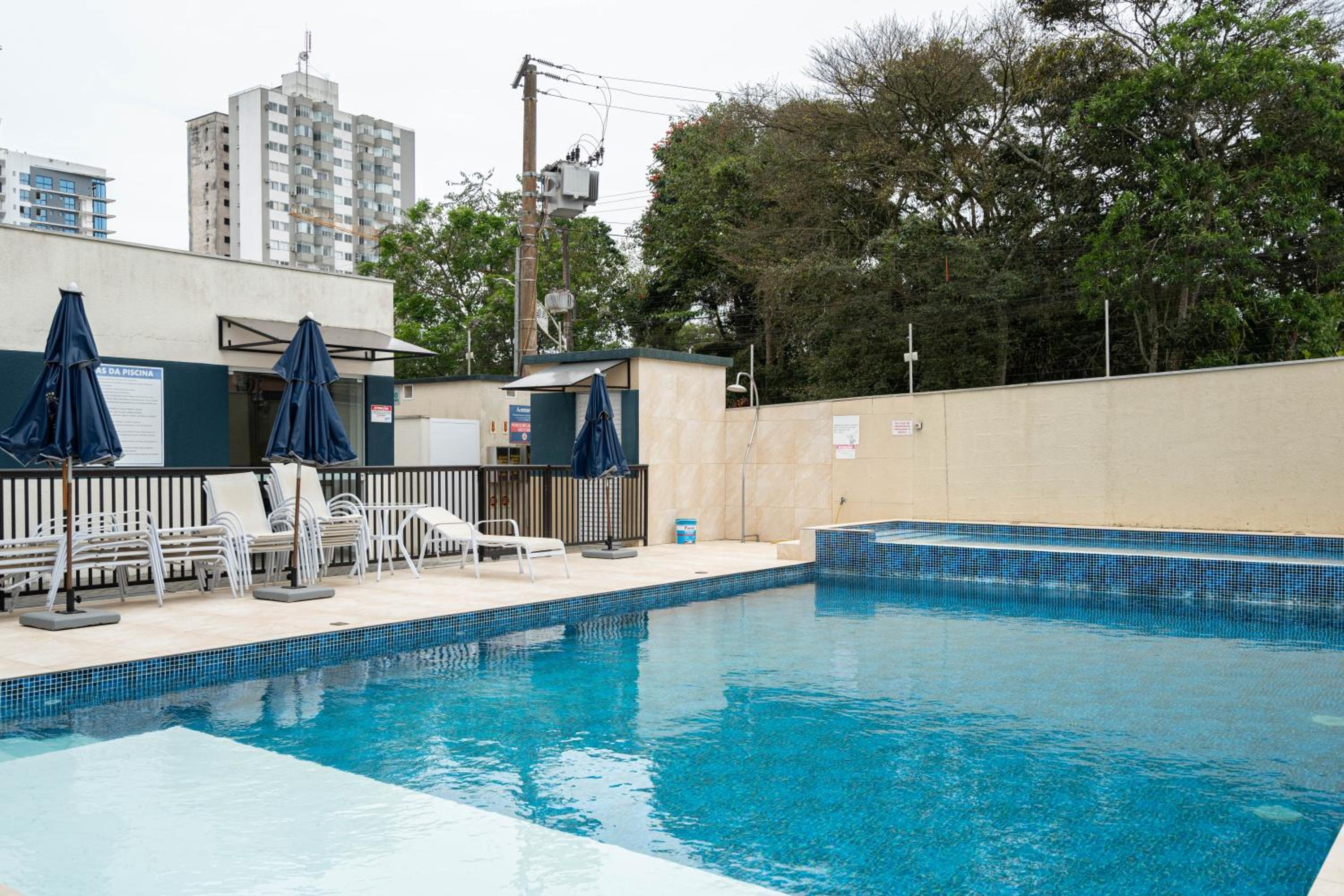 Apto Bal Picarras 150M PRAIA com PISICNA, sacada com CHURRASQUEIRA privativa, AR CONDICIONADO Wi Fi, PORTARIA 24h, PLAYGROUND INFANTIL, QUADRA DE ESPORTES 