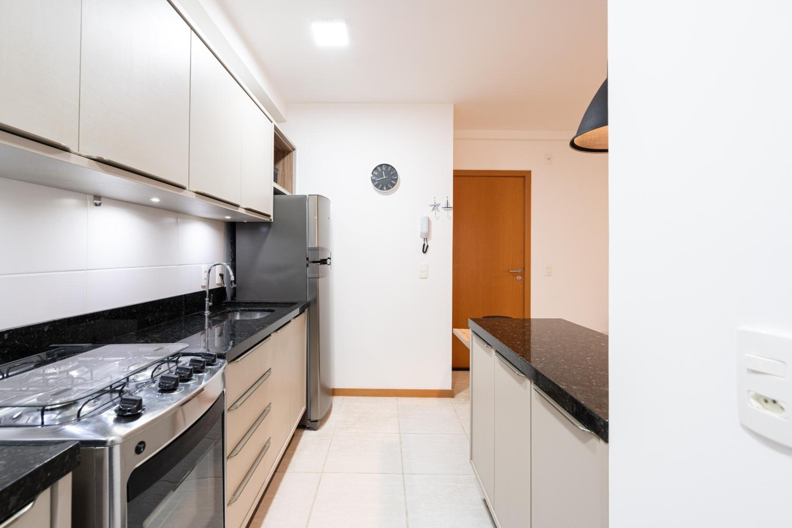 Apto Bal Picarras 150M PRAIA com PISICNA, sacada com CHURRASQUEIRA privativa, AR CONDICIONADO Wi Fi, PORTARIA 24h, PLAYGROUND INFANTIL, QUADRA DE ESPORTES 