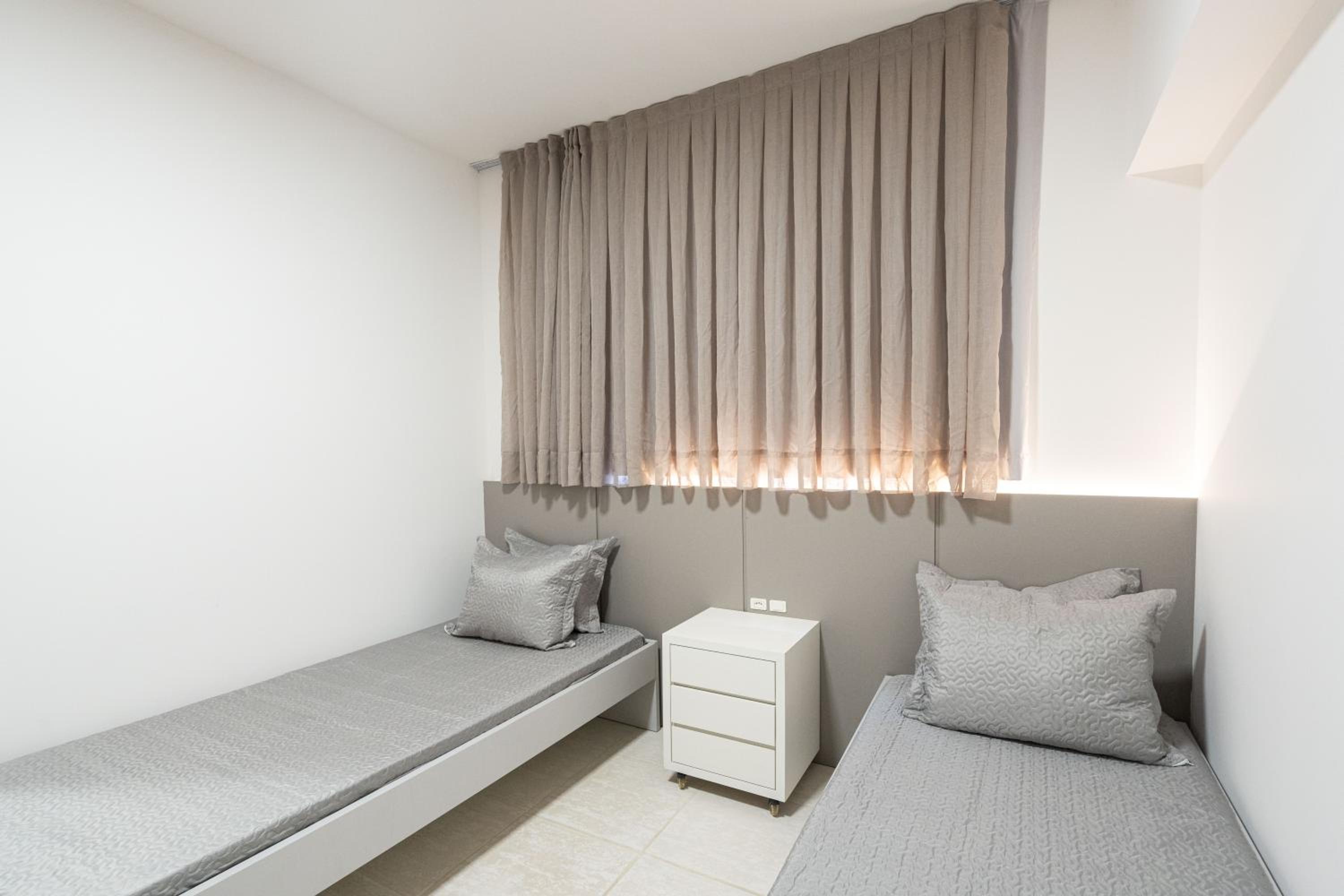 Apto Bal Picarras 150M PRAIA com PISICNA, sacada com CHURRASQUEIRA privativa, AR CONDICIONADO Wi Fi, PORTARIA 24h, PLAYGROUND INFANTIL, QUADRA DE ESPORTES 