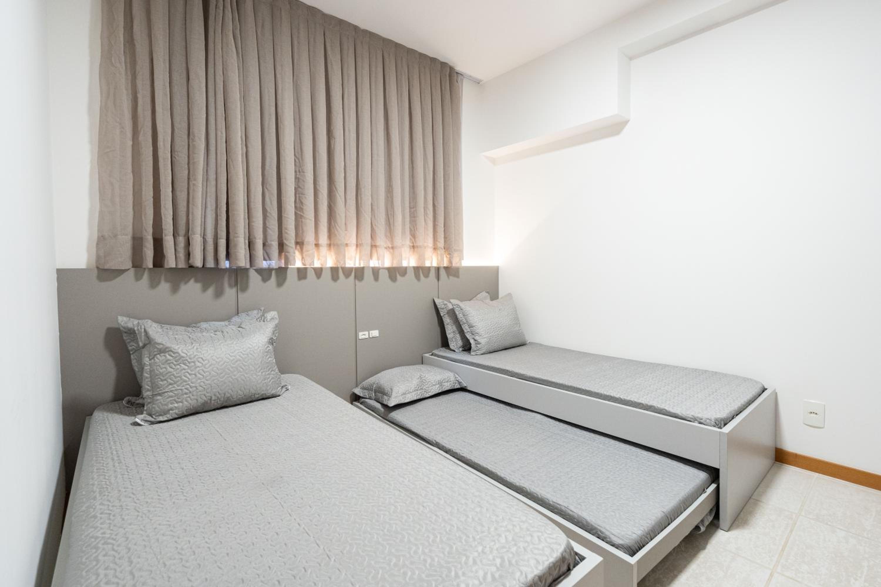 Apto Bal Picarras 150M PRAIA com PISICNA, sacada com CHURRASQUEIRA privativa, AR CONDICIONADO Wi Fi, PORTARIA 24h, PLAYGROUND INFANTIL, QUADRA DE ESPORTES 