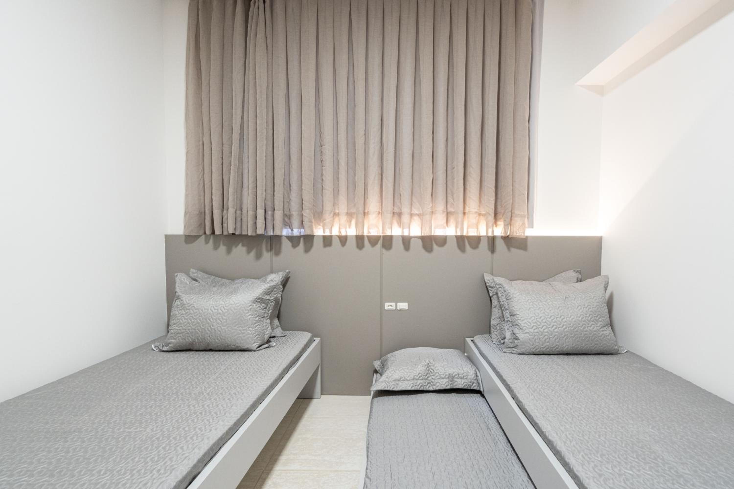 Apto Bal Picarras 150M PRAIA com PISICNA, sacada com CHURRASQUEIRA privativa, AR CONDICIONADO Wi Fi, PORTARIA 24h, PLAYGROUND INFANTIL, QUADRA DE ESPORTES 