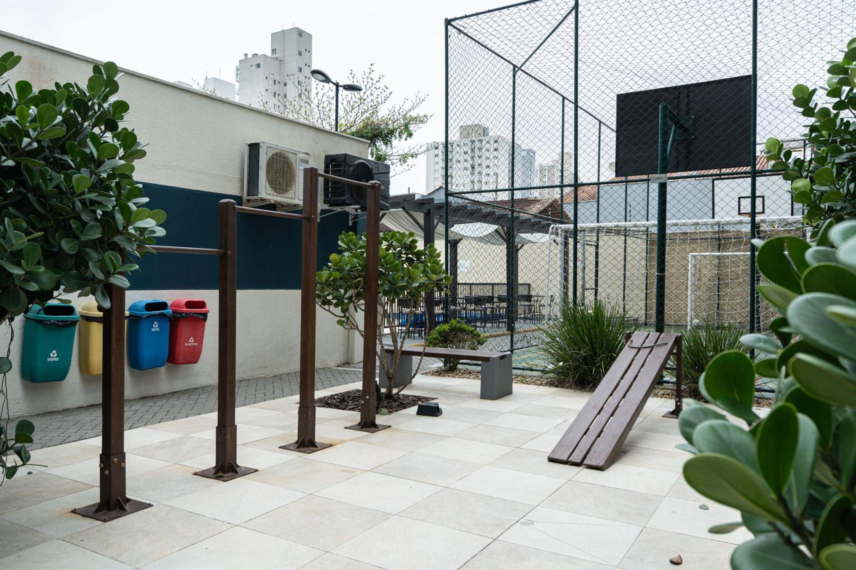 Apto Bal Picarras 150M PRAIA com PISICNA, sacada com CHURRASQUEIRA privativa, AR CONDICIONADO Wi Fi, PORTARIA 24h, PLAYGROUND INFANTIL, QUADRA DE ESPORTES 