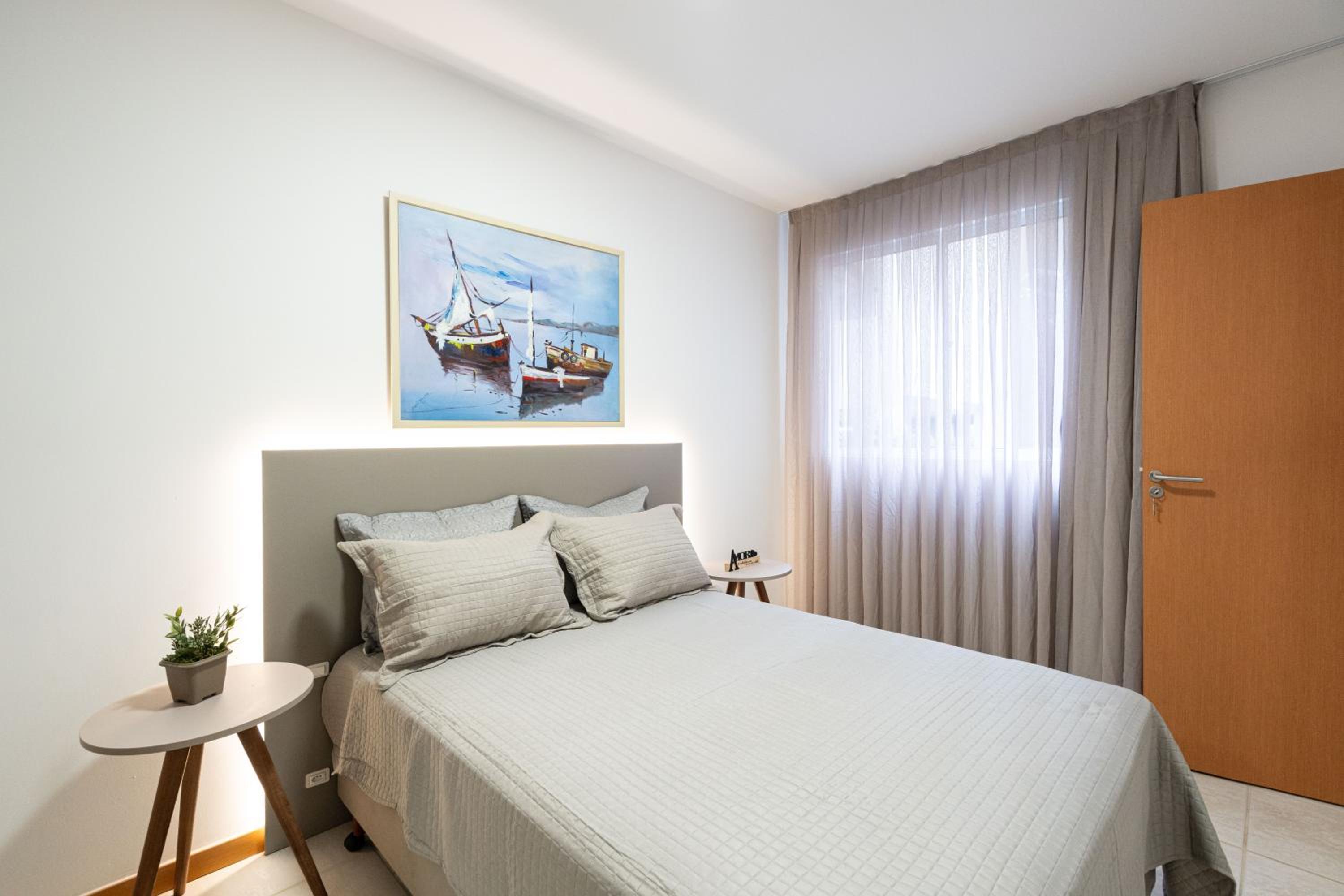 Apto Bal Picarras 150M PRAIA com PISICNA, sacada com CHURRASQUEIRA privativa, AR CONDICIONADO Wi Fi, PORTARIA 24h, PLAYGROUND INFANTIL, QUADRA DE ESPORTES 