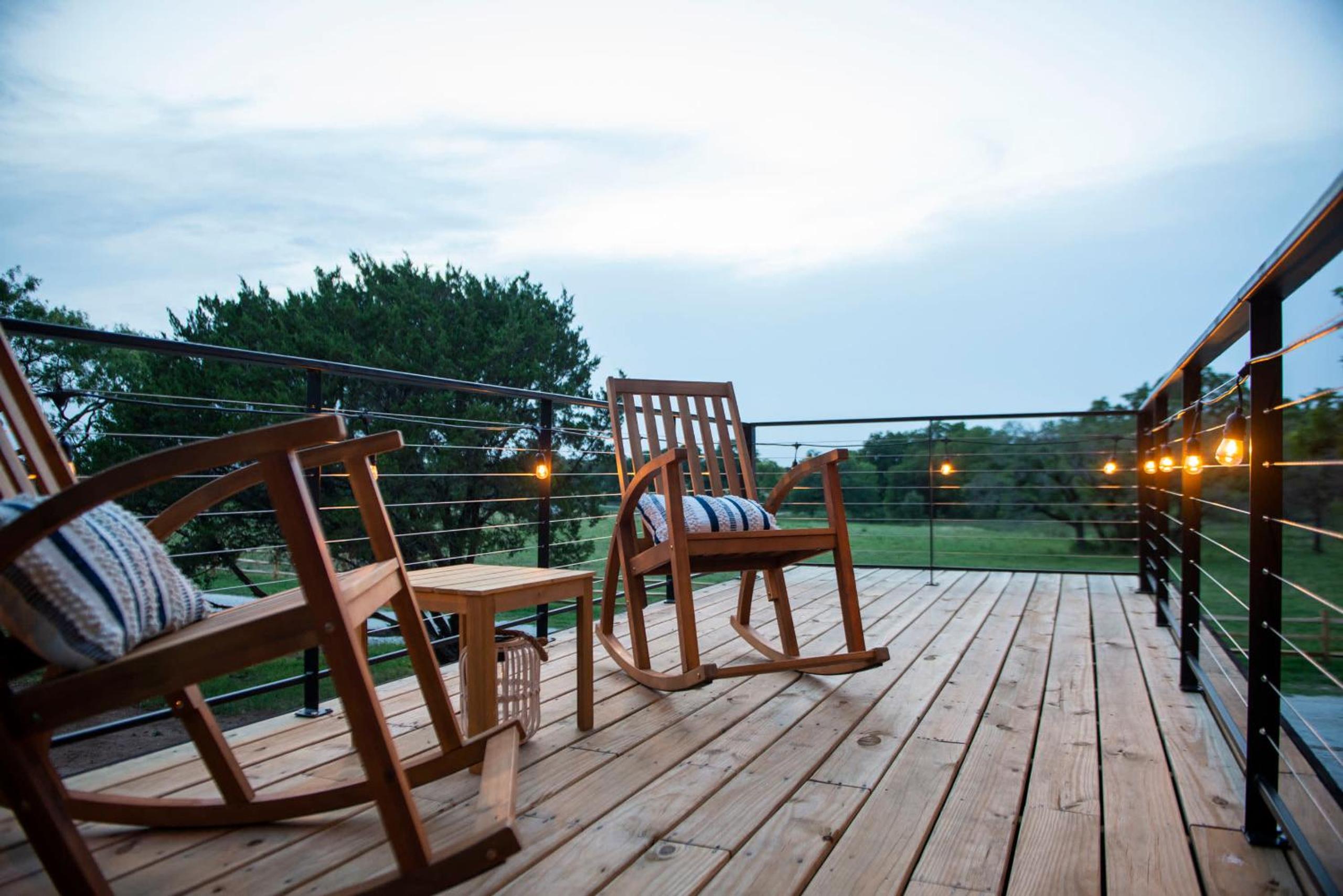 Hotel The Bluebonnet-Tiny Container Home Country Setting 12 min to Downtown - Image 1