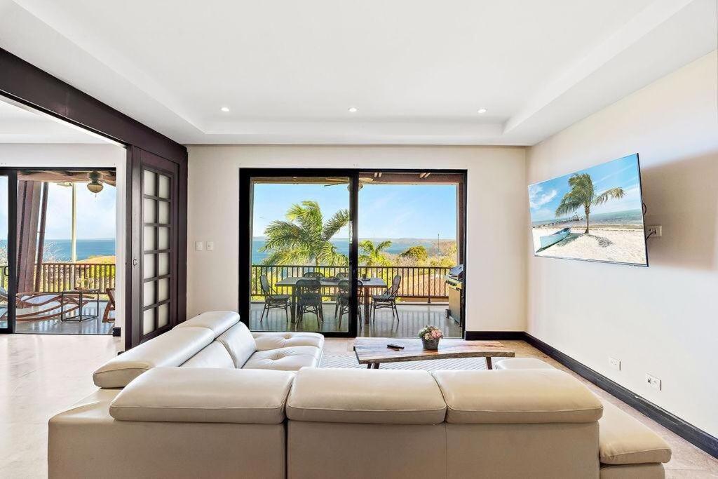 Stunning Ocean View 2 Bed Unit with Pool