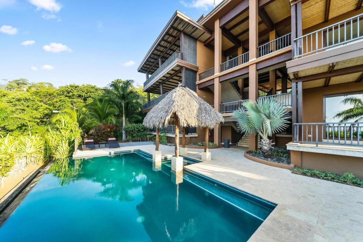 Bright Retreat , Pool, Concierge & Beach Access