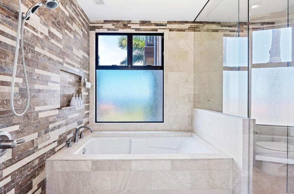 Stunning Ocean View 2 Bed Unit with Pool