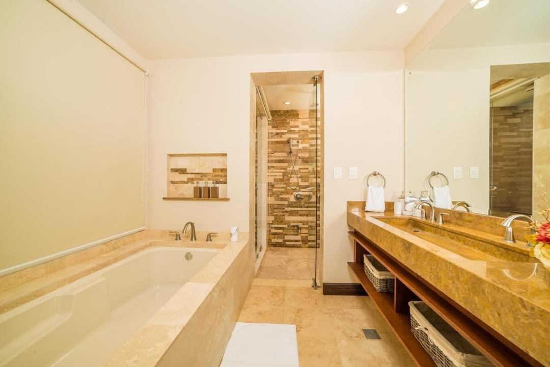 Bright Retreat , Pool, Concierge & Beach Access