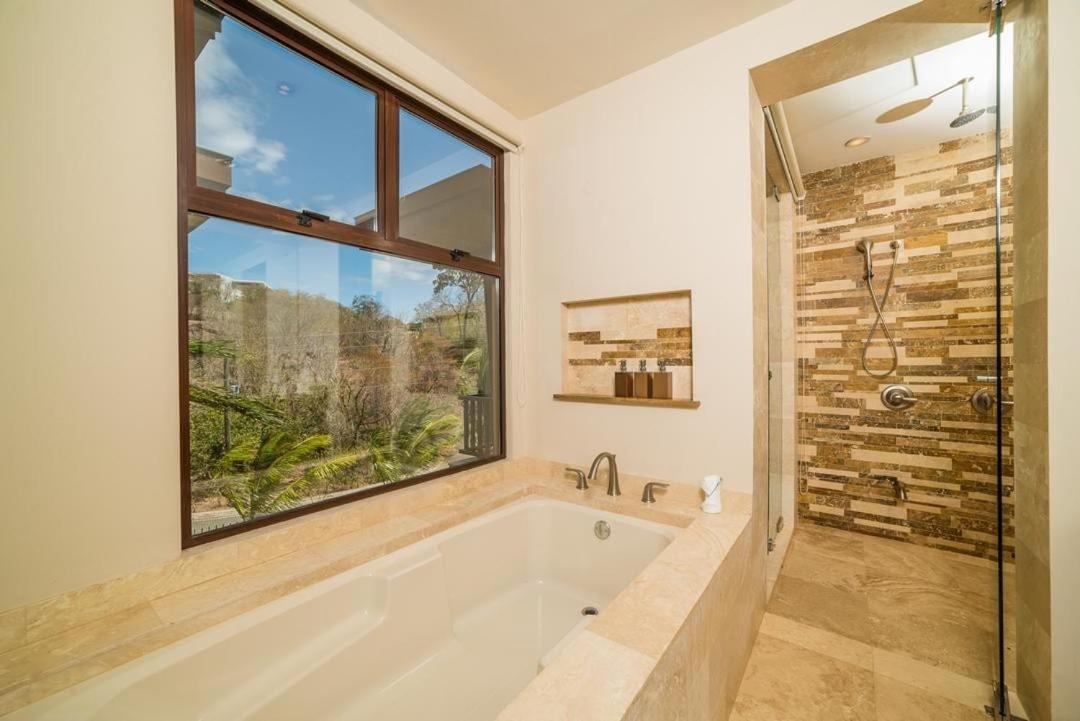 Bright Retreat , Pool, Concierge & Beach Access