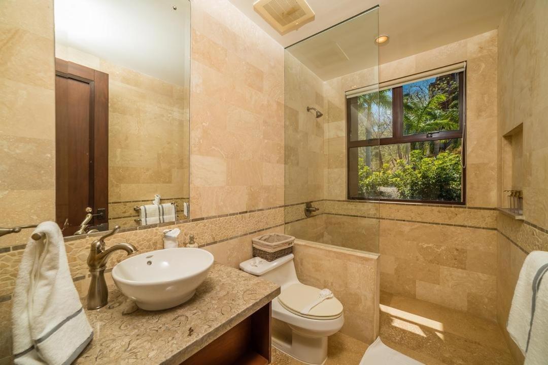 Bright Retreat , Pool, Concierge & Beach Access