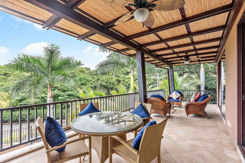 Bright Retreat , Pool, Concierge & Beach Access