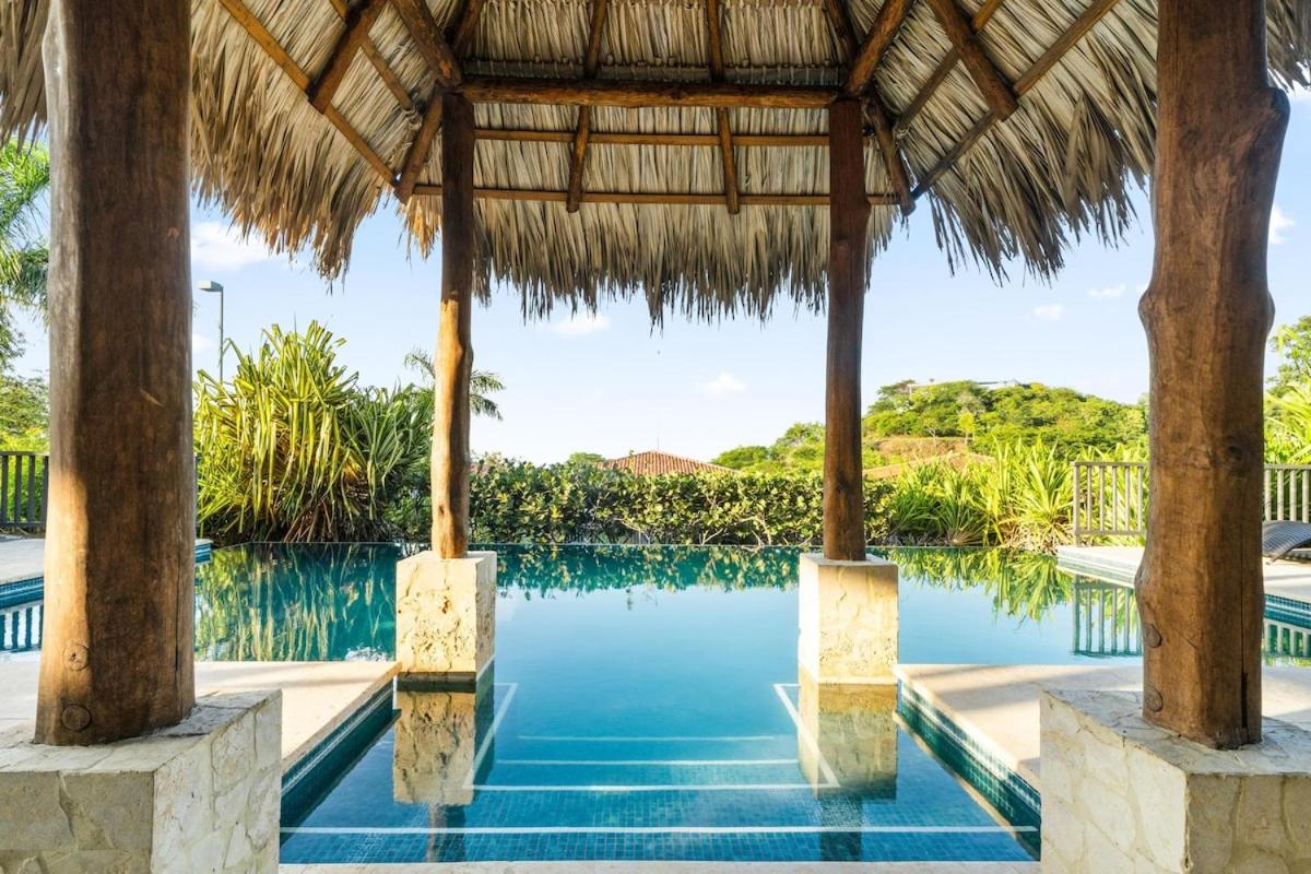Bright Retreat , Pool, Concierge & Beach Access