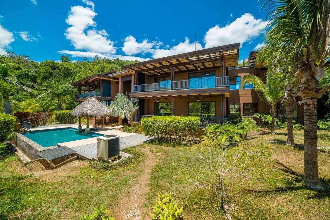Bright Retreat , Pool, Concierge & Beach Access