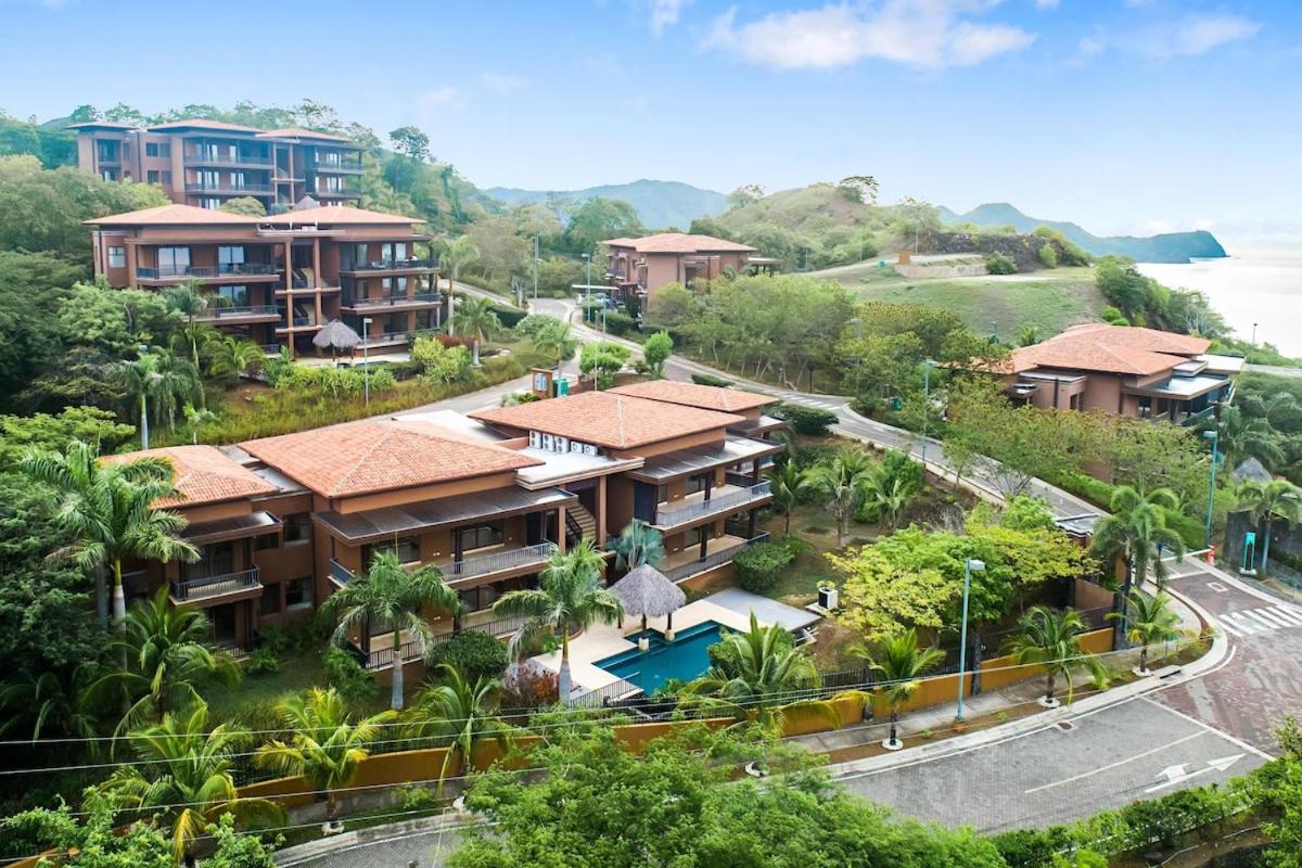 Bright Retreat , Pool, Concierge & Beach Access