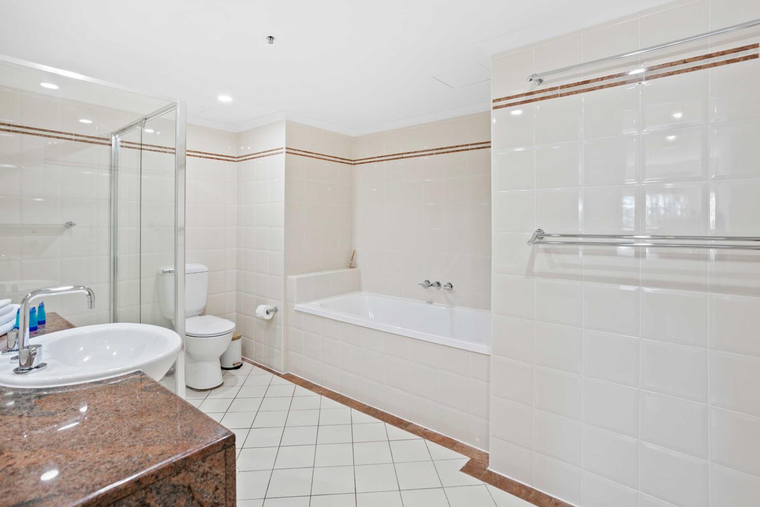 Oscar on Main 2B - Heart of Main Beach Ocean Views - Hosted by Coastal Letting Co.