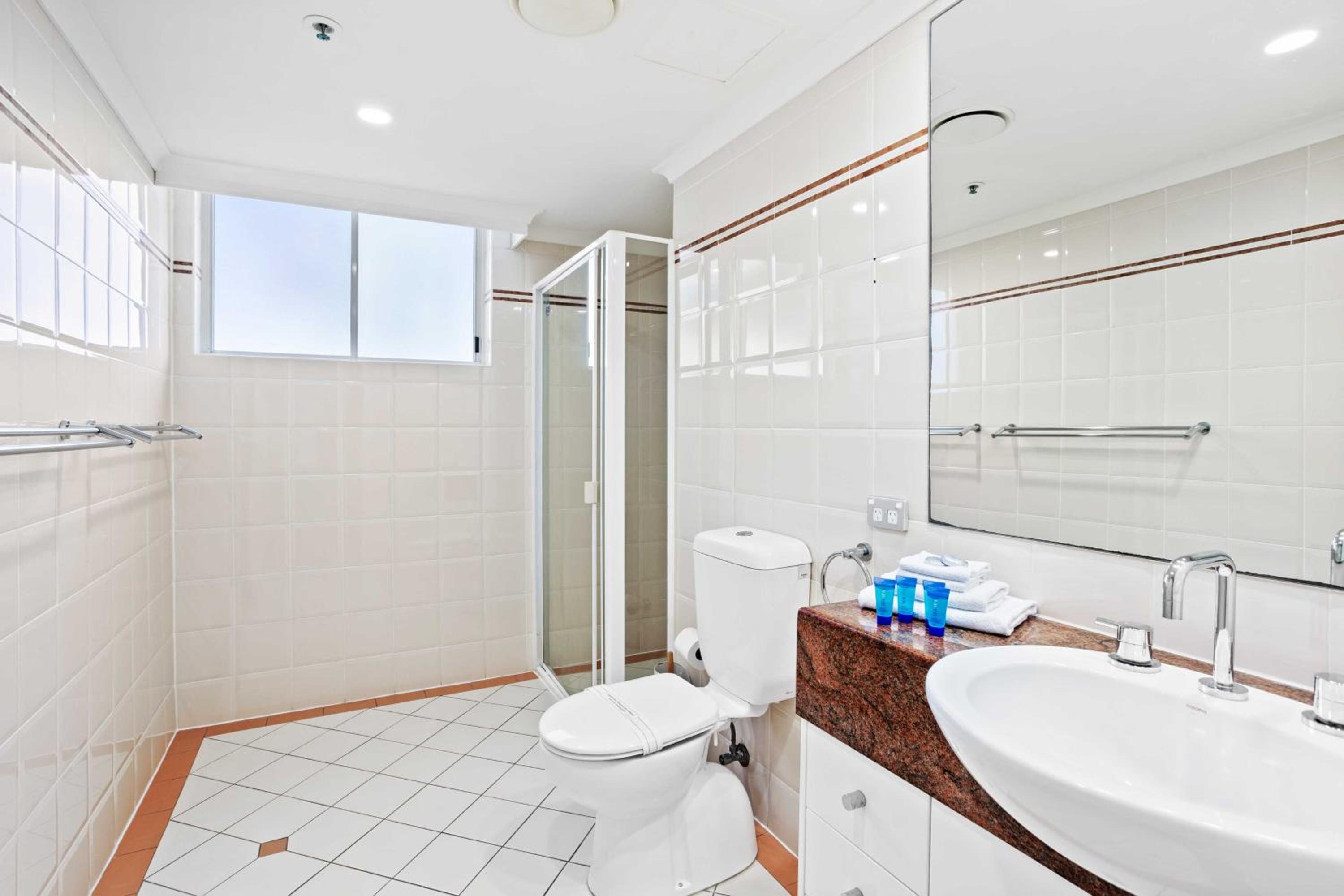 Oscar on Main 2B - Heart of Main Beach Ocean Views - Hosted by Coastal Letting Co.