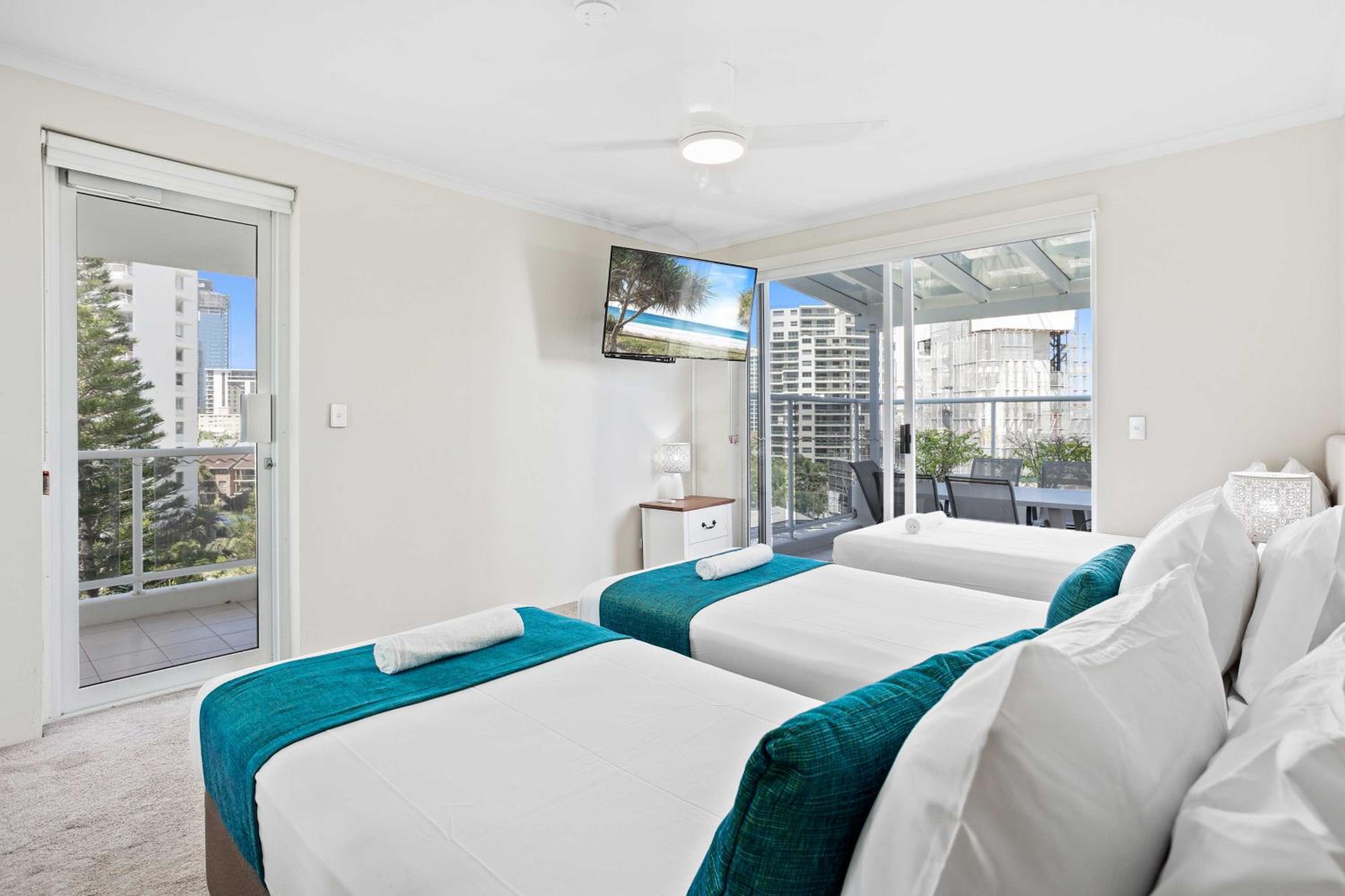 Oscar on Main 2B - Heart of Main Beach Ocean Views - Hosted by Coastal Letting Co.