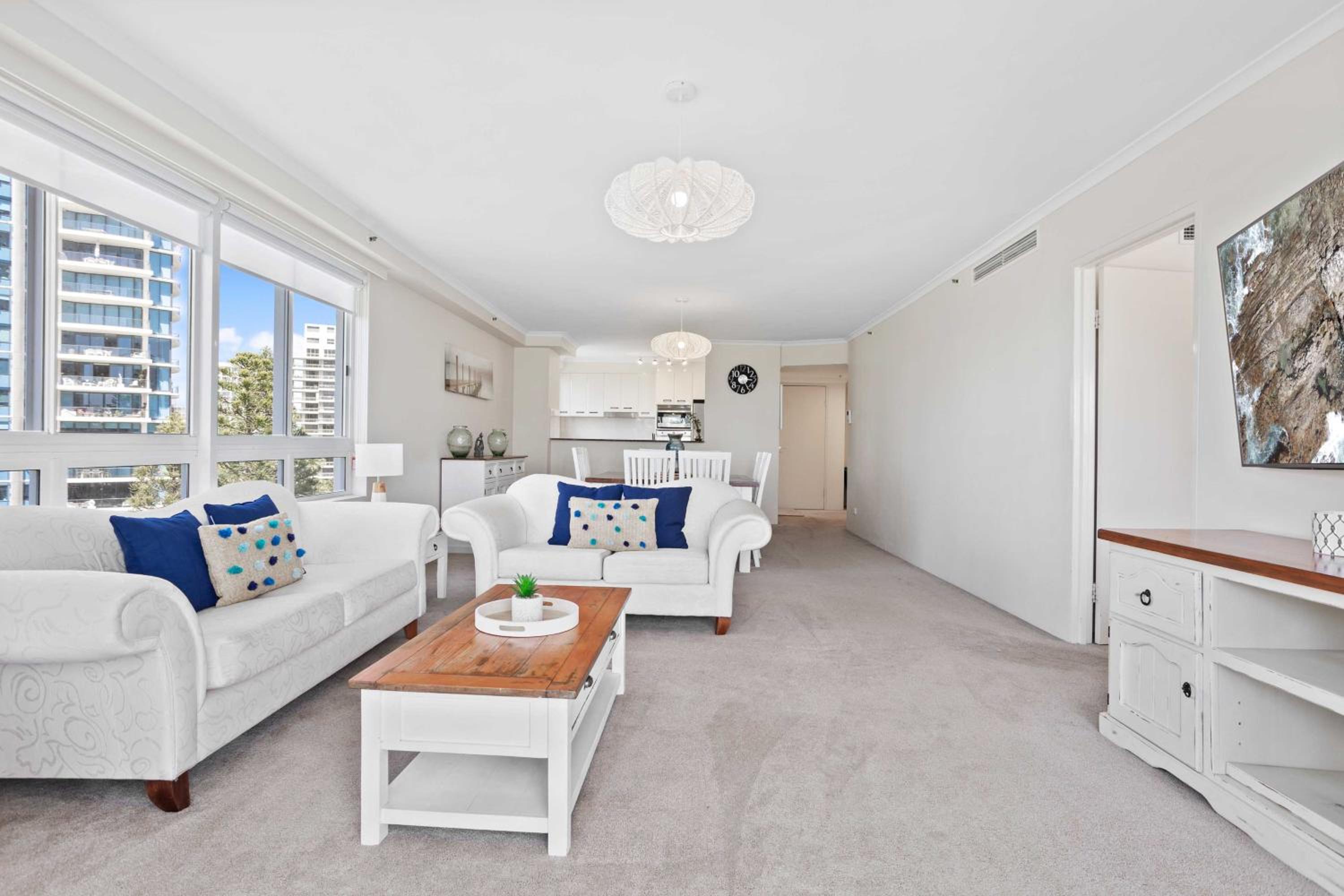 Oscar on Main 2B - Heart of Main Beach Ocean Views - Hosted by Coastal Letting Co.