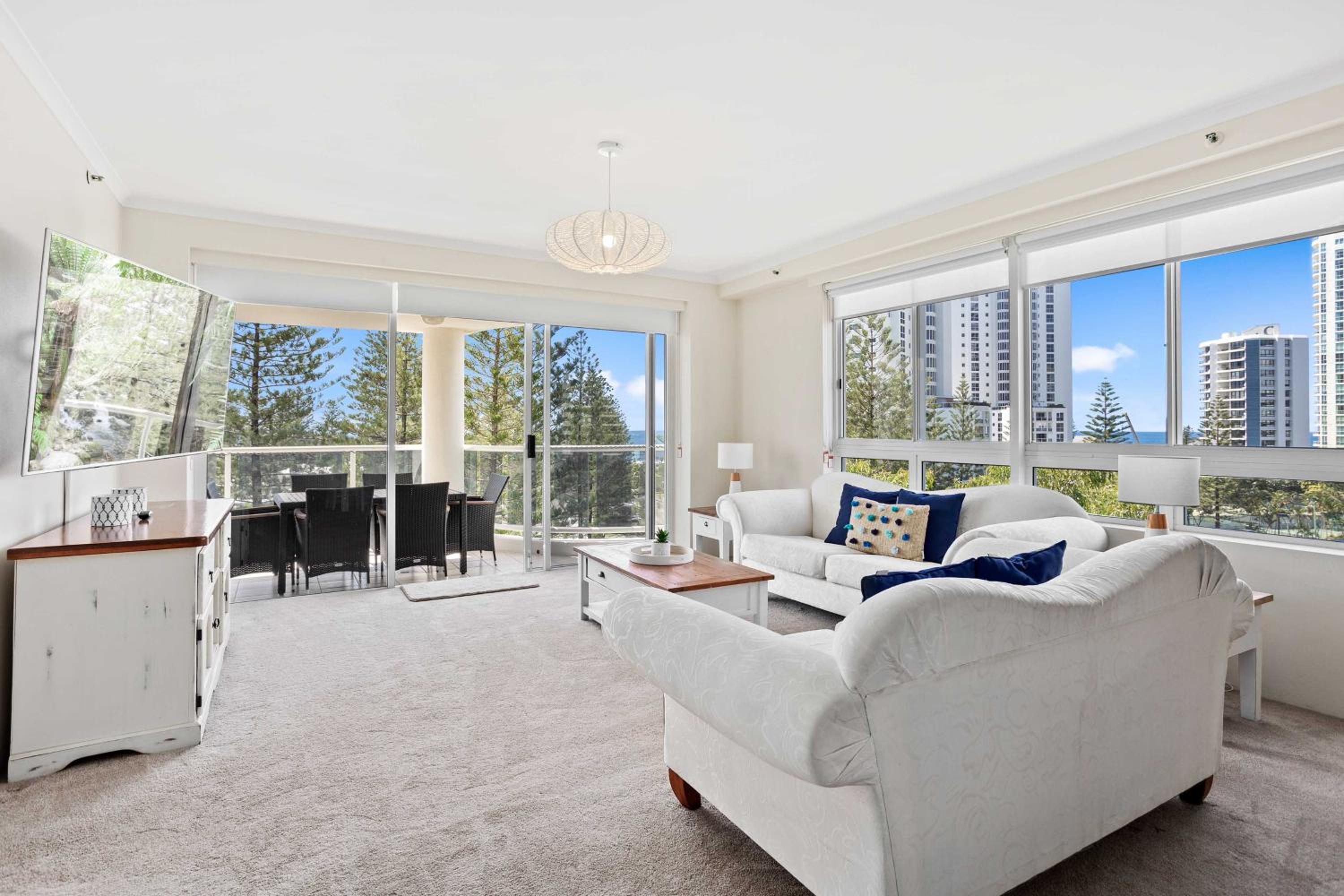 Oscar on Main 2B - Heart of Main Beach Ocean Views - Hosted by Coastal Letting Co.