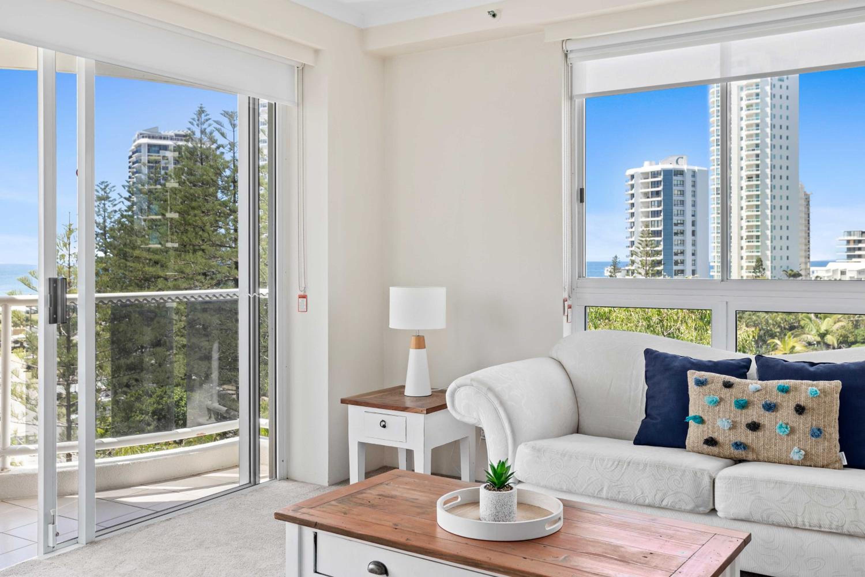 Oscar on Main 2B - Heart of Main Beach Ocean Views - Hosted by Coastal Letting Co.