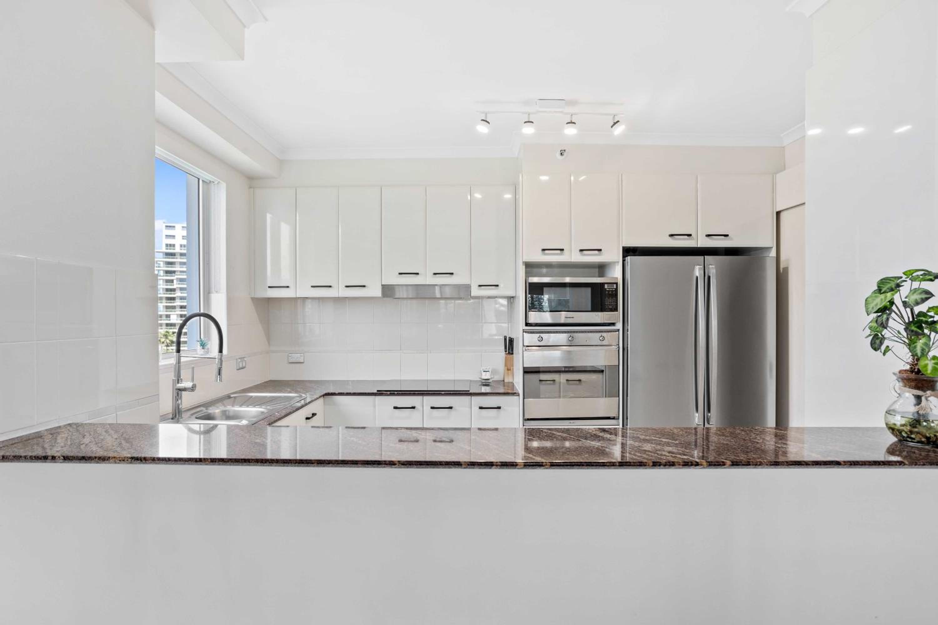 Oscar on Main 2B - Heart of Main Beach Ocean Views - Hosted by Coastal Letting Co.