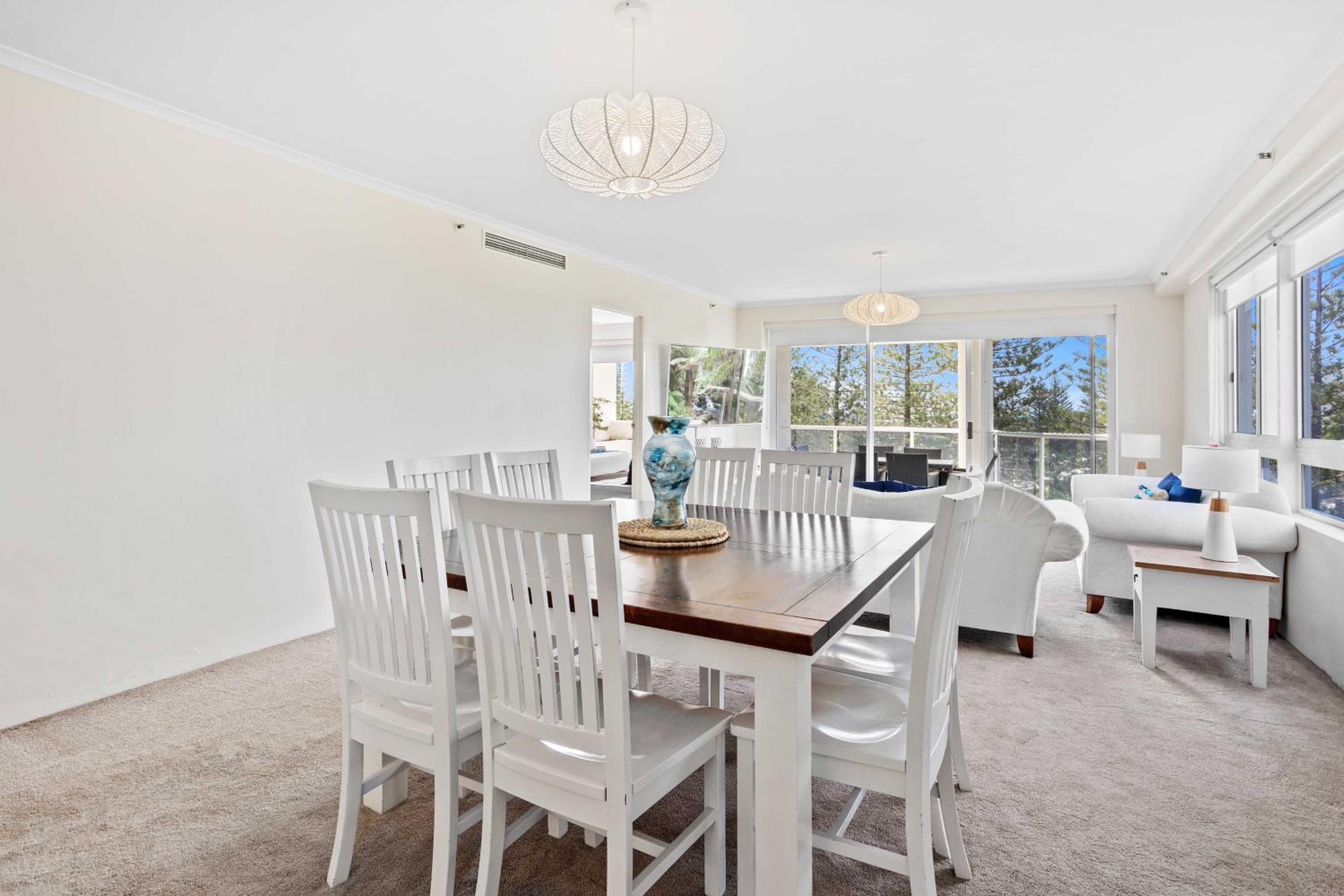 Oscar on Main 2B - Heart of Main Beach Ocean Views - Hosted by Coastal Letting Co.