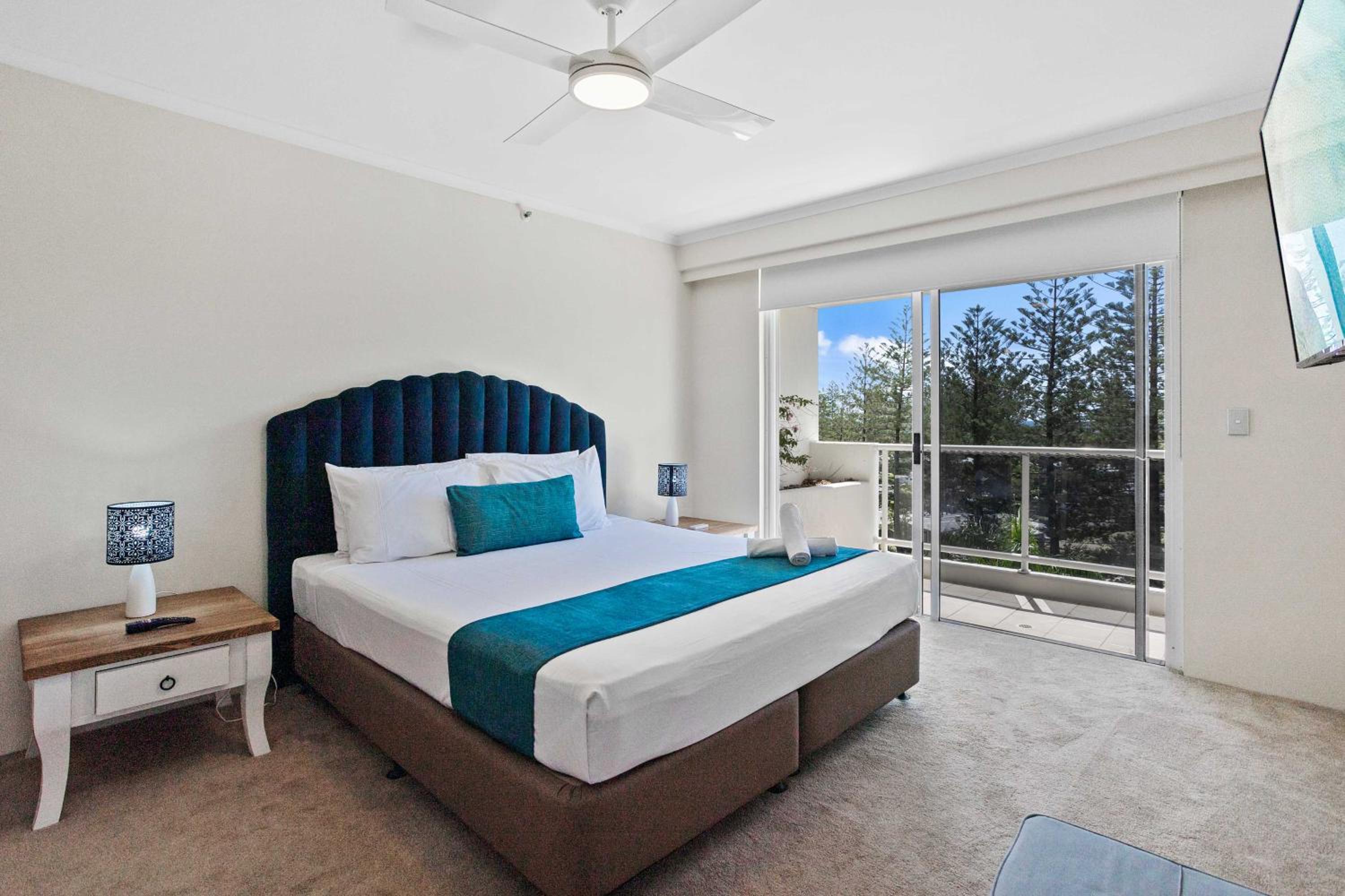 Oscar on Main 2B - Heart of Main Beach Ocean Views - Hosted by Coastal Letting Co.