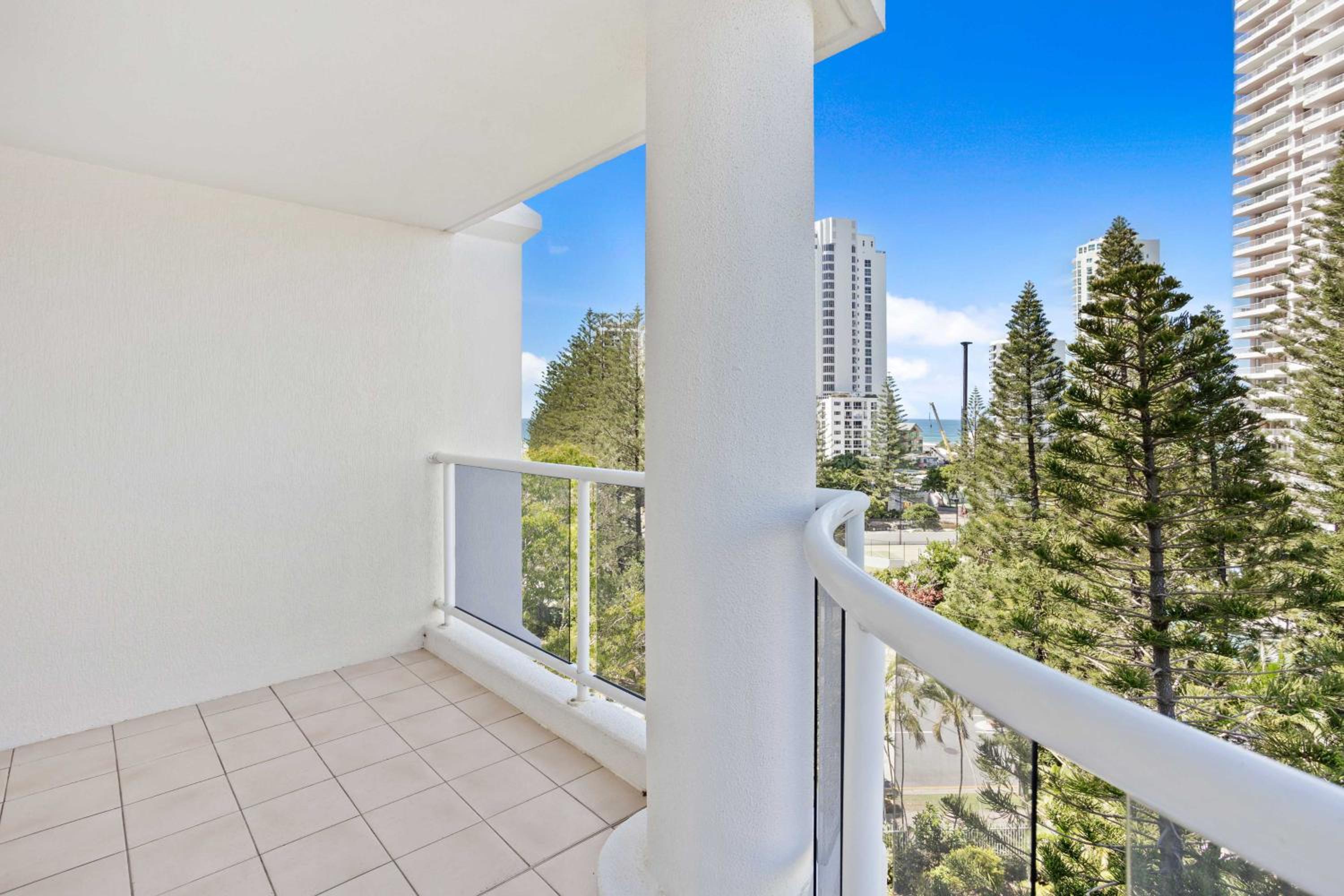 Oscar on Main 2B - Heart of Main Beach Ocean Views - Hosted by Coastal Letting Co.
