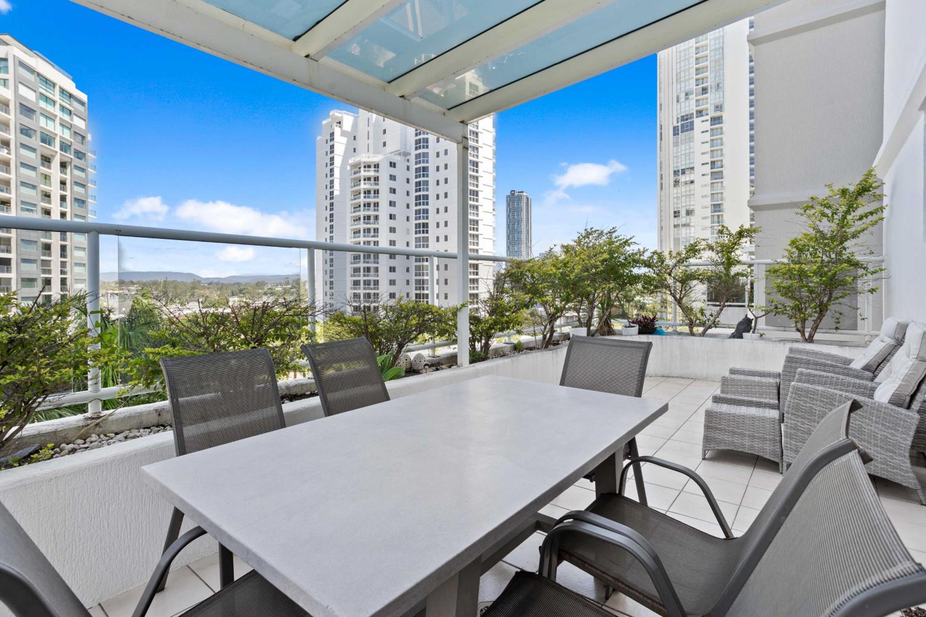 Oscar on Main 2B - Heart of Main Beach Ocean Views - Hosted by Coastal Letting Co.