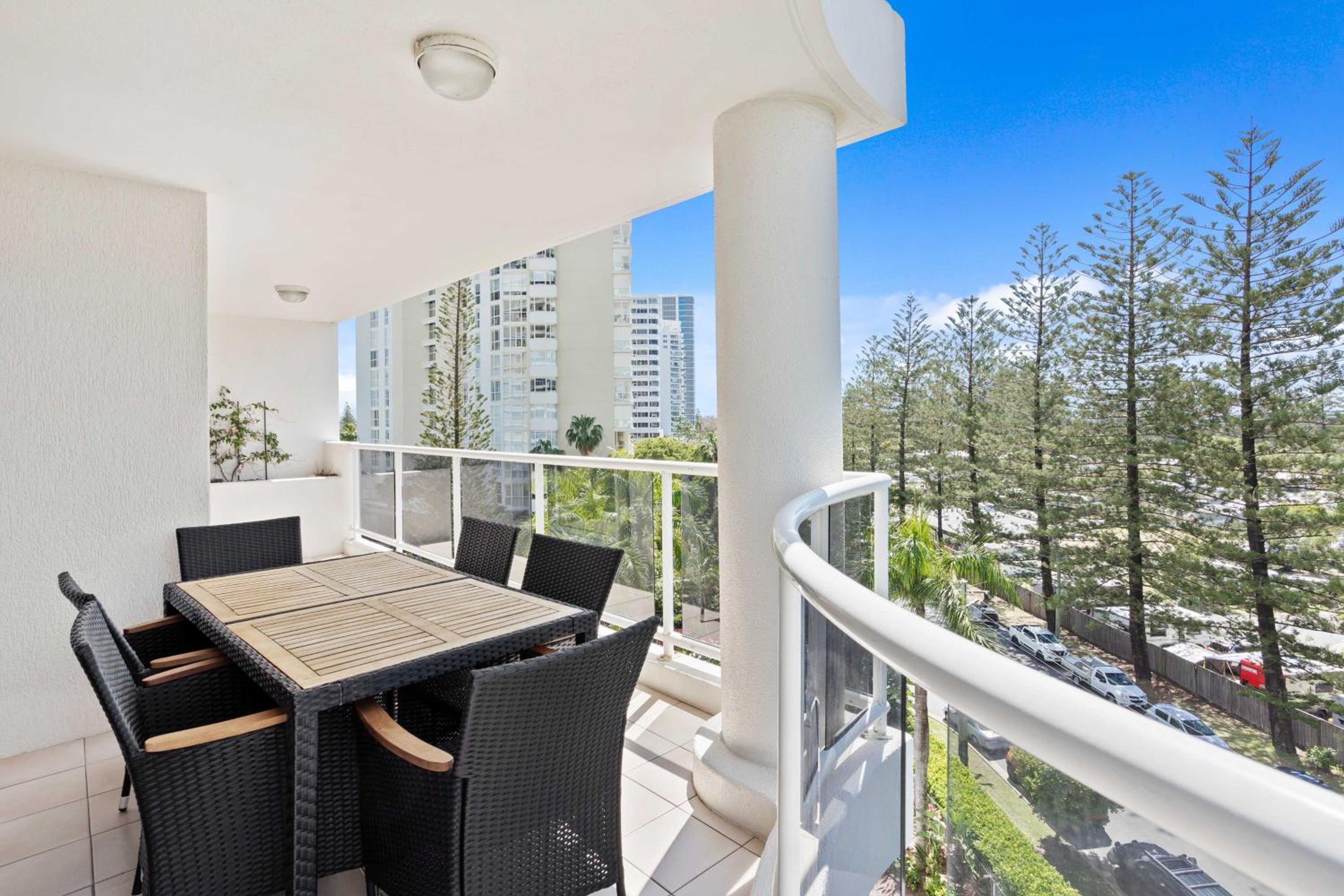 Oscar on Main 2B - Heart of Main Beach Ocean Views - Hosted by Coastal Letting Co.